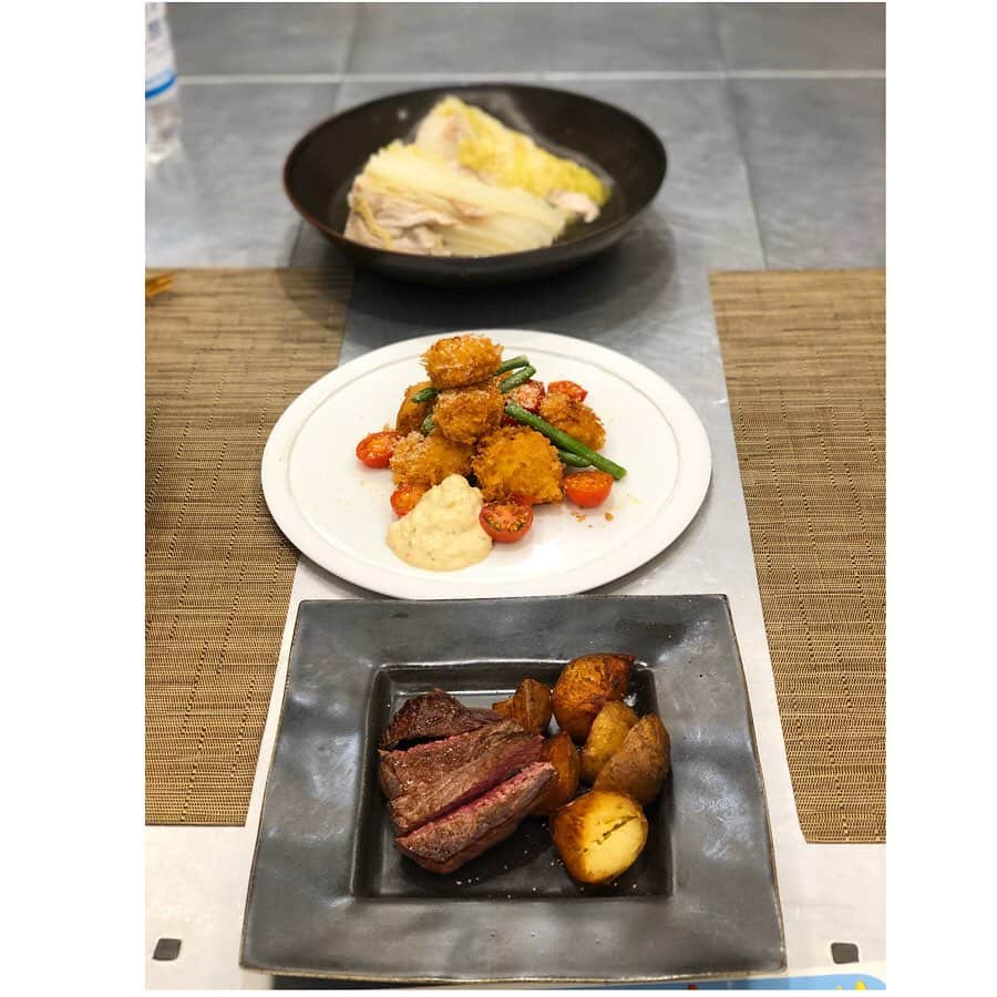 神崎恵さんのインスタグラム写真 - (神崎恵Instagram)「夜ご飯。 脈絡のない献立😂 食べたいものをずらりと。 そんな気分の日があります。 我が家はほとんど外食をしないので、たまにはテーブルの上をいろいろ楽しく。 帆立のフライ。 お肉。 ハマグリ。 白菜と豚肉。 おちびとお父さんのごはん終了。 お兄ちゃんの帰りを待ちながら📲 #おうちごはん 帆立フライにタルタルって、罪な美味さ。 毎晩、大人。お兄ちゃん。おちび。と少しずつ変えた献立。 今夜は変えずにずらりと。 わたしが食べるのは、白菜と豚肉。 運動と食事調整をしないと、あっという間に体型や体調、肌が変わるようになりました。 恐るべし40代。 アラフィフの体。なかなか難しくなってきた。」2月2日 19時59分 - megumi_kanzaki
