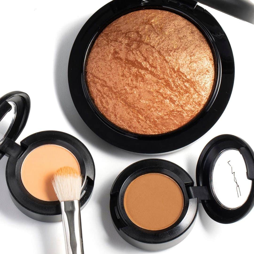 M∙A∙C Cosmetics Japanのインスタグラム：「2月に挑戦したい! デイリーメイク💄﻿ ﻿ ﻿ 上まぶたはピーチ系、イエロー系のブラウンで抜け感を。﻿ 下まぶたはピーチブロンズカラーをのせ、繊細なきらめきを✨﻿ ﻿ ﻿ 実際に使用したイメージは2枚目をチェック👉﻿ <アイシャドウ>﻿ ■スモール アイシャドウ [サモアシルク]﻿ ■スモール アイシャドウ [アンインターラプティッド]﻿ ■M·A·C ミネラライズ スキンフィニッシュ [ソフト＆ジェントル]﻿ ﻿ ﻿ DESIGN:﻿ M·A·C ARTIST RINO KASAI @rino416  HATSUO ARISAKA @ari_h2o @macpro_tokyo  PHOTO: @takaki_iwata ﻿ ﻿ #2月メイク #置き画 #MACLovesLips #MACCosmeticsJapan #MACコスメ #MACCosmetics #コスメ #メイク #美容 #アイメイク #アイシャドウ #チーク #ツヤメイク #冬メイク #春メイク #デパコス #メイク講座 #お気に入りコスメ #eyemakeup #lipstick #lipgloss #beauty」