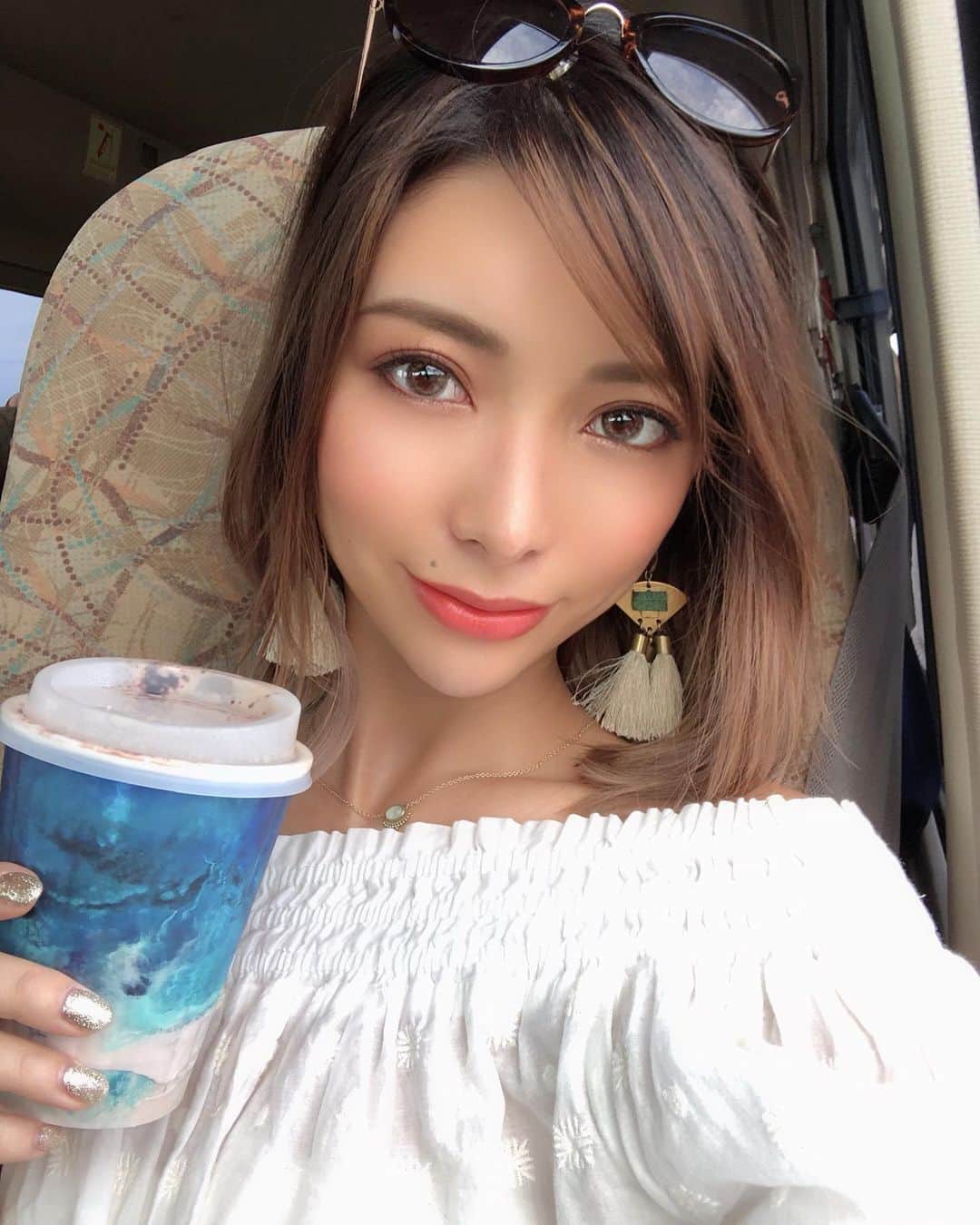 のインスタグラム：「Road trip🚌🎶 . . . #roadtrip #roadtrips #greatoceanroad #greatoceanroadtrip #australia #melbourne #victoria #workingholiday #melbournelife #melbournestyle #melbourneliving #melbourne_insta #melbournelifestyle #🇦🇺 #オーストラリア #メルボルン #ビクトリア #ヴィクトリア #海外生活 #ワーキングホリデー #ワーホリ #ワーホリ生活 #オーストラリア生活 #メルボルン生活 #ワーホリオーストラリア #オーストラリアワーホリ #メルボルンワーホリ #オーストラリア留学 #メルボルン留学 #グレートオーシャンロード」