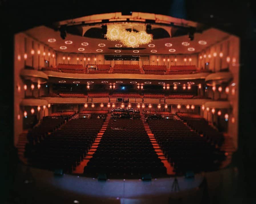 菜々香のインスタグラム：「Theater before opening... First photo by @mahhhya828  #梅田芸術劇場#国際フォーラムCホール#chess#chessthemusical#ミュージカル#劇場#theater#instananaka#菜々香」