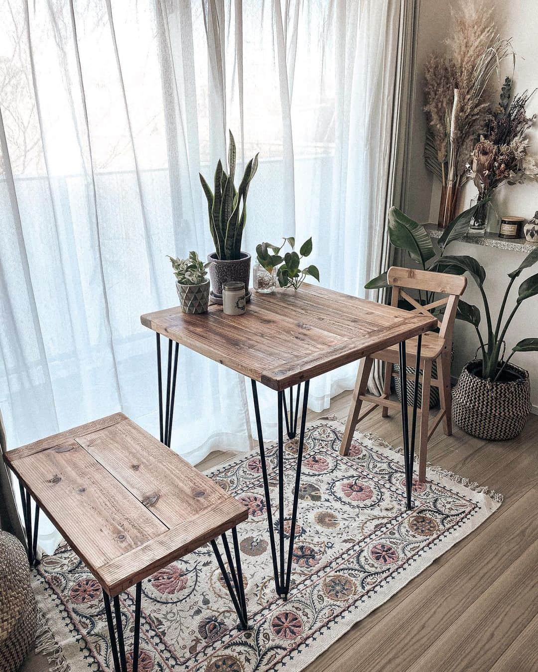 Manamiのインスタグラム：「New dining table😍🤎🤎🤎 先日我が家に @industrialbranch さんにオーダーさせて頂いた ダイニングテーブルが届きました😍 たまたま引越しの日にご連絡を頂くという ミラクルな引き寄せでした🌟💫🪐 狭めのリビングなので小さなテーブルとベンチ🤎 (奥のスツールは @ikeajapan ) 一つ一つ手作りで味があり本当に素敵🤎 そしてメッセージの時点でとっても丁寧で感激でした😭✨ @industrialbranch さん、ありがとうございました🥰❤️ 次は新店舗のテーブルをオーダーさせていただく予定💓 ㅤ #マナシカの家 #ダイニング #ダイニングテーブル #industrialbranch #pr」