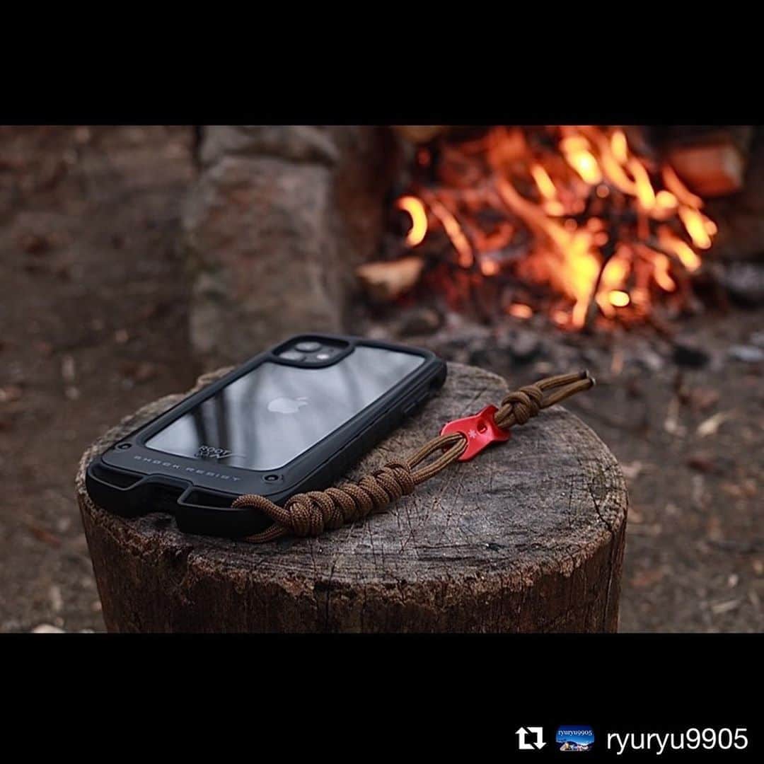 ROOT CO. Designed in HAKONE.さんのインスタグラム写真 - (ROOT CO. Designed in HAKONE.Instagram)「. @ryuryu9905 様、ご愛用ありがとうございます。  #rootco #shockresistcaseplushold  Repost from @ryuryu9905 ・ ストラップを作ろうと、 40過ぎたオサーンが夜な夜な編み物🧶 ・ ・ 恐ろしいっス😱💦 ・ ・ ・ ・ ・ ところで、 キャンプ道具を自作されている方ってカッコいいですよね〜🥺 ・ ・ 僕もキャンプ用のテーブルを作りたいんです… ・ ・ が、電ノコやインパクト等、自動で動く工具は何も持っていません🙅‍♂️ ・ スキルもありません🙅‍♂️ ・ ・ ・ できるんかなぁ❓🤔 ・ ・ ・ ========================================== #自作 #携帯ストラップ #パラコード #スネークノット #自在金具 #スノーピーク #snowpeak #root_co #焚火 #ソロキャンプ #bonfire #camping #solocamp #outingstylejp #hinataoutdoor #campic掲載 #camphack取材 #campzine掲載希望 #ソトシル掲載希望 #ta_ki_bi #takibeast #crazycamp_jpn #hidekitihack取材 #canon #eoskissx8i ==========================================」2月2日 11時08分 - root_co_official