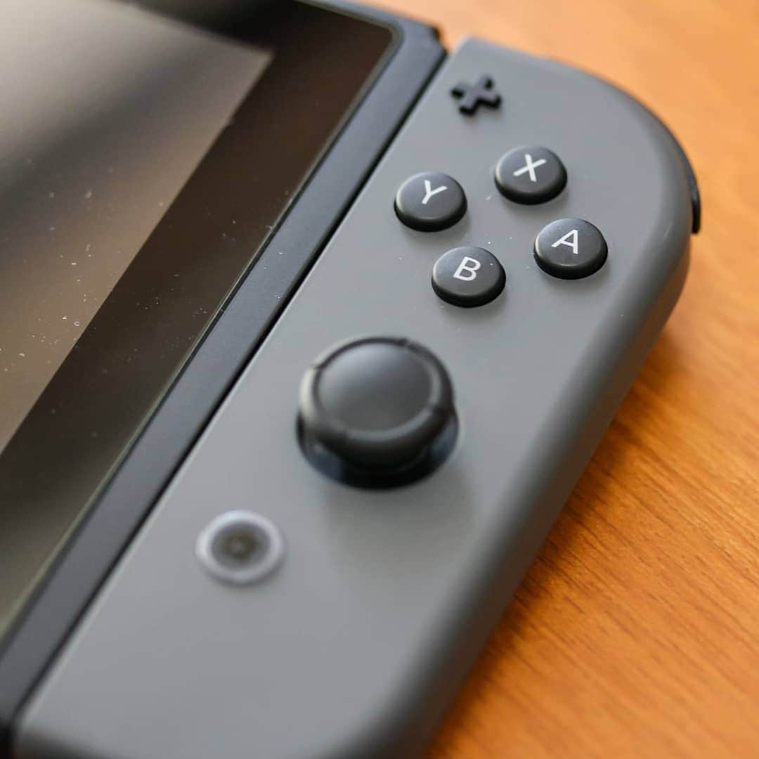 斧口智彦のインスタグラム：「Switch、3枚目。右側Joy-Con。  #写真好きな人と繋がりたい #物撮り#ニンテンドーSwitch#Switch#ゲーム#任天堂#game」