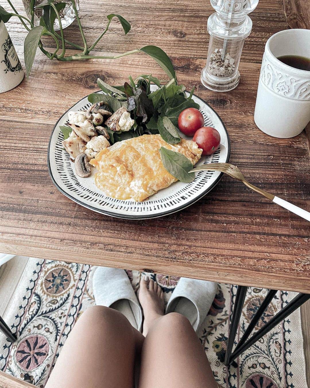 Manamiのインスタグラム：「🍳🌿☕️ 普段ご飯なんて超適当なんだけど、 テーブル可愛いから映えっぽいの作ってみた😇 今年は家で過ごす時間の質を上げたい🌿 =余裕を作ることだね、頑張ろ🌱 ㅤ #マナシカの家」