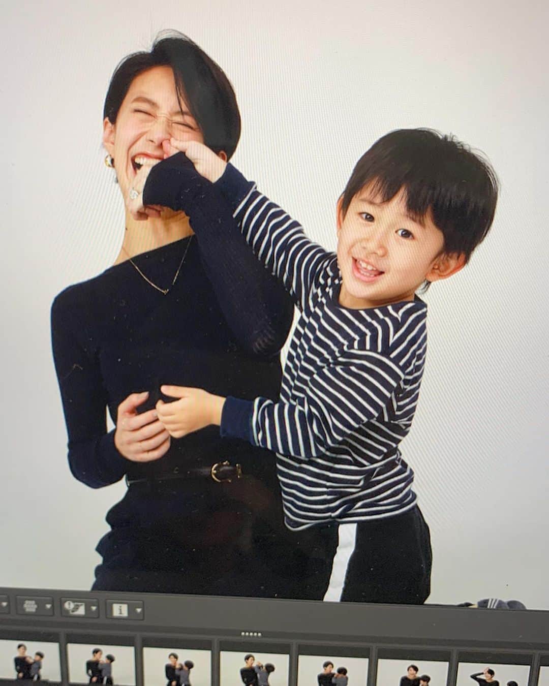 小堀ケネスのインスタグラム：「今日は家族で撮影！😊 ディーン監督いい仕事してます！😜 Family Photoshoot Today! Director Dean doing his thing.😆 #notdrunk #littledean #mommy #familyphotoshoot #very #鬼ママ#ディーン君#家族写真#ベリー  @mariakamiyama  @veryweb.jp」