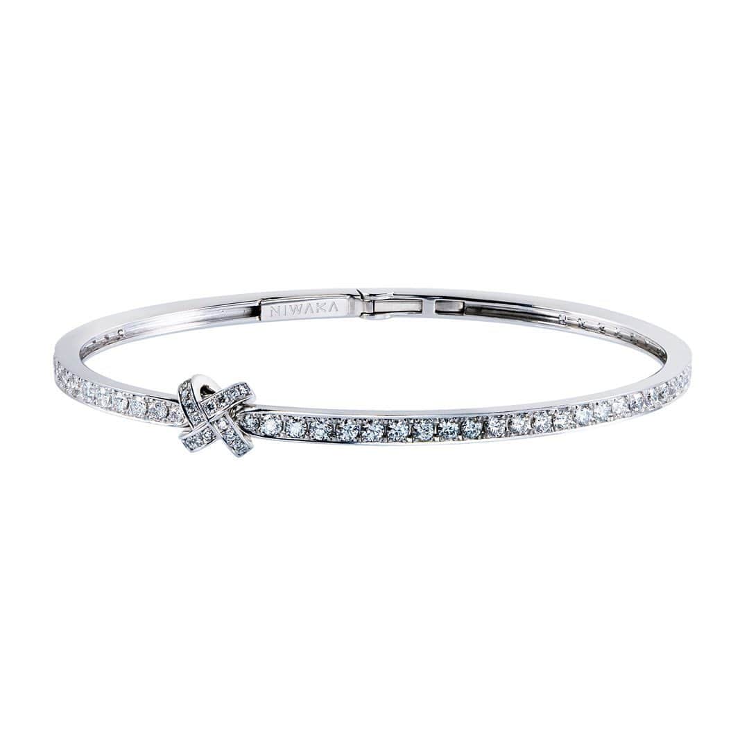 NIWAKAのインスタグラム：「18k white gold and diamonds bangle from our KANO collection. This design is reminiscent of a traditional knot, believed to make one's dream come true. #Niwaka #NiwakaCollections #俄 #sagawards #RedCarpet #18kwhitegold #diamonds #finejewelry」