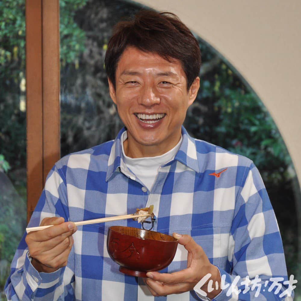 フジテレビ「くいしん坊!万才」さんのインスタグラム写真 - (フジテレビ「くいしん坊!万才」Instagram)「今日の放送は11時45分〜。 ・ ・  全国的にも広く知られているけんちん汁は、北鎌倉にある建長寺が発祥と言われています。鎌倉時代、修行僧が料理中に落としてしまった豆腐を、建長寺の初代住職が「もったいない」と洗って野菜と一緒に煮込んだのが始まりなのだそう。 ・ ・  そのため、けんちん汁は精進料理の一品として仏教の教えに基づいた調理が施され、豚汁とは異なり動物性の肉や魚は一切使いません。野菜も「命をいただく」という気持ちから、皮も捨てることなく使っているんです。 ・ ・  また、食べ物が皆に公平に行き渡るように、食材が細かく切られているのも特徴的。お椀を持ち上げると、ごま油のいい香りがしてきます。味噌は使わず、干し椎茸と昆布でとった出汁はあっさりしつつも、ごま油の風味を際立てた優しい味です。また、彩り豊かな大根や金美人参などの鎌倉野菜が１０種類近く入っていて、食べ応えもあります。建長寺では座禅も体験させてもらい、心を落ち着かせながら歴史を味わえた一椀でした。 ・ ・  #松岡修造 のくいしん坊！万才#くいしん坊万才 #神奈川県#鎌倉市#けんちん汁 #食べ歩き#おいしい#うまい #キッコーマンの提供でお送りします#フジテレビ #全国制覇#くいしん坊映え#料理#料理動画 #wraptheworld#washoku#Japaneseculture #cooking#eat#Japan#fromjapan#food#meal #traditional#taste#famous#temaki」2月2日 11時25分 - kuishinbo_official