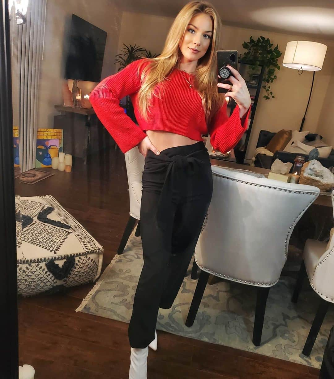 Nikki Leighさんのインスタグラム写真 - (Nikki LeighInstagram)「Tomorrow is the #superbowl and #red seems to be the neutral color. Cant tell if I'm for the #chiefs or #49ers 😝😝 Who do you think will take home the V?🙌 🏈 and who is excited for #JLO and #Shakira 🍑🍑 #halftimeshow #2020 #sports WHO ARE YOU CHEERING FOR? BUT WHO DO YOU THINK WILL WIN? 👕by @revolve @superdown 👖by @revolve @superdown #smile #prettygirls #happyandhealthy #Fashionista」2月2日 11時25分 - missnikkileigh