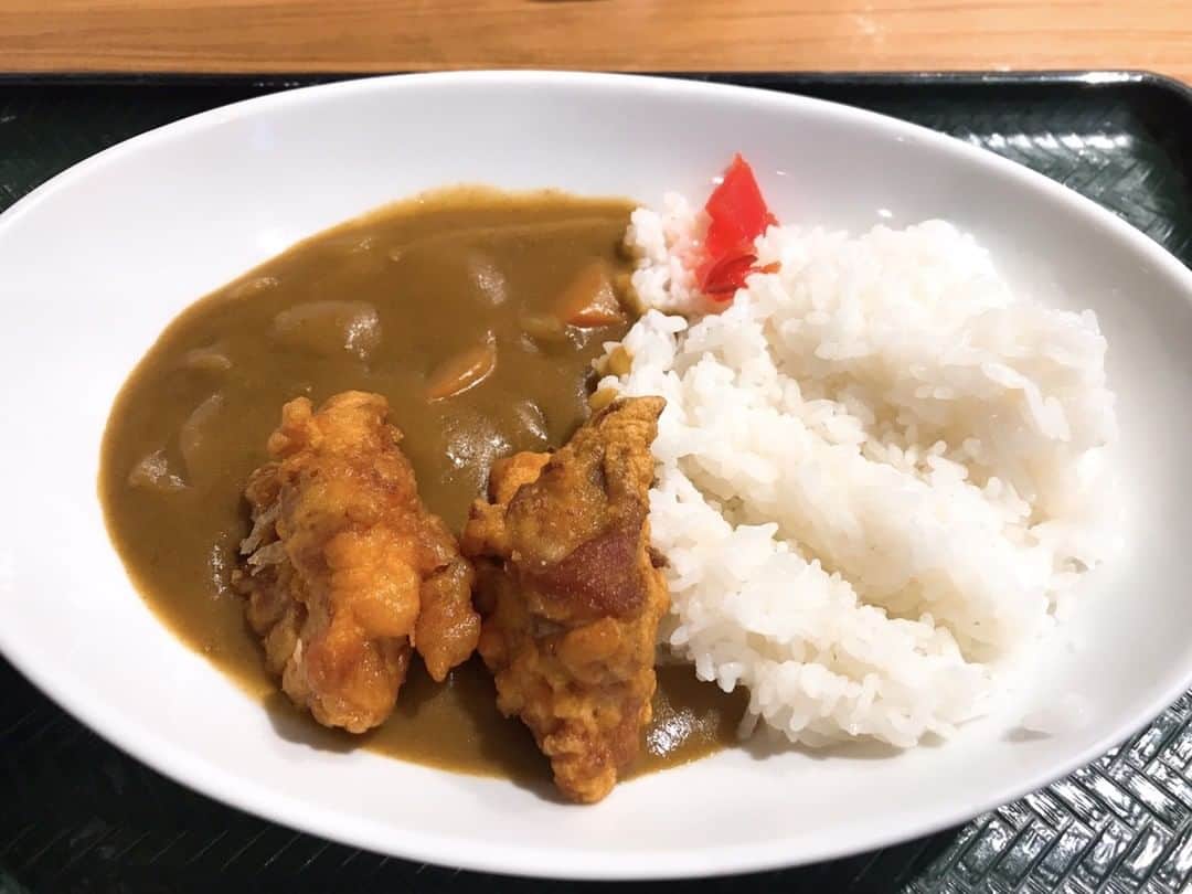 はなまるうどんのインスタグラム：「\ 単品 #カレーライス に #鶏の唐揚げ をトッピング✨😉 / 「うどんしかメニューがないのでは？」と考えているお客様🙌🏻 #はなまるうどん は、単品でもミニ丼をご用意しております🤗💗 カレーライスに、揚げ物を入れても召し上がると美味しいので試してみてくださいね😆✨」