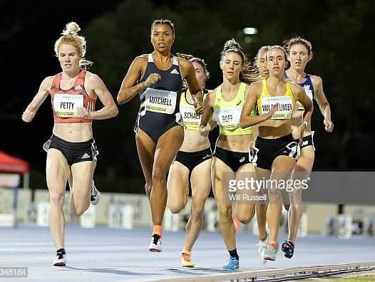 アンジェラ・ペティさんのインスタグラム写真 - (アンジェラ・ペティInstagram)「2nd place at the Jandakot Airport Track Classic last night in Perth behind the amazing @morganmitch 🇦🇺🇳🇿 After a very slow first lap of 63 I decided to lead the 2nd lap but didn't quite have enough to hold on to the win in the home straight!  Good to blow the cobwebs out with my first 800m race since last June! 💨 Crazy to think our race was at 12.35am back home! 🌌 Thanks so much to those who stayed up to watch!! 🙏 Back home to put in some more work before the next one in Canberra next week 🏃‍♀️🏃‍♀️🏃‍♀️🏃‍♀️#800m #seasonopener #matchingspikes」2月2日 11時32分 - angie_run800m