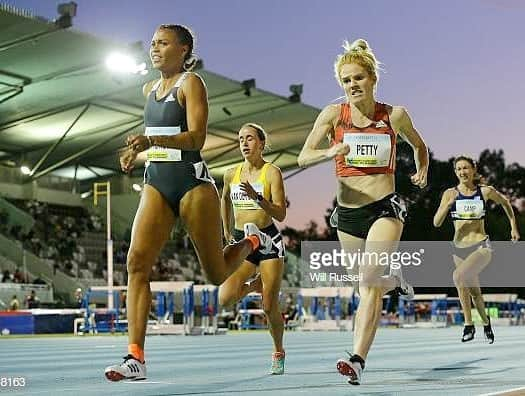 アンジェラ・ペティさんのインスタグラム写真 - (アンジェラ・ペティInstagram)「2nd place at the Jandakot Airport Track Classic last night in Perth behind the amazing @morganmitch 🇦🇺🇳🇿 After a very slow first lap of 63 I decided to lead the 2nd lap but didn't quite have enough to hold on to the win in the home straight!  Good to blow the cobwebs out with my first 800m race since last June! 💨 Crazy to think our race was at 12.35am back home! 🌌 Thanks so much to those who stayed up to watch!! 🙏 Back home to put in some more work before the next one in Canberra next week 🏃‍♀️🏃‍♀️🏃‍♀️🏃‍♀️#800m #seasonopener #matchingspikes」2月2日 11時32分 - angie_run800m