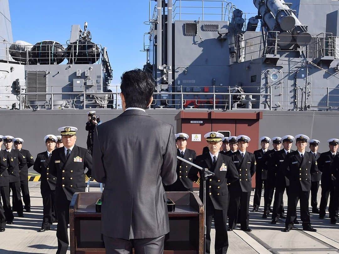 首相官邸さんのインスタグラム写真 - (首相官邸Instagram)「#安倍総理 からの#メッセージ ✍️ 世界の主要なエネルギー源である中東地域に向けて出港する、護衛艦「たかなみ」の出国行事に出席してきました。 今日、ここにいる海上自衛隊の諸官は、中東地域において、日本関係船舶の航行の安全確保に万全を期すため、汗を流します。隊員ひとりひとりの士気旺盛な姿に接し、大変頼もしく感じました。 乗員諸官が任務を無事完遂できるよう、また、御家族の皆様に安心して日々を過ごして頂けるよう、政府として万全の態勢をとることをお約束いたします。 . #海上自衛隊 #たかなみ #自衛隊 #中東 #横須賀 @jmsdf_pr @shinzoabe」2月2日 11時49分 - kantei