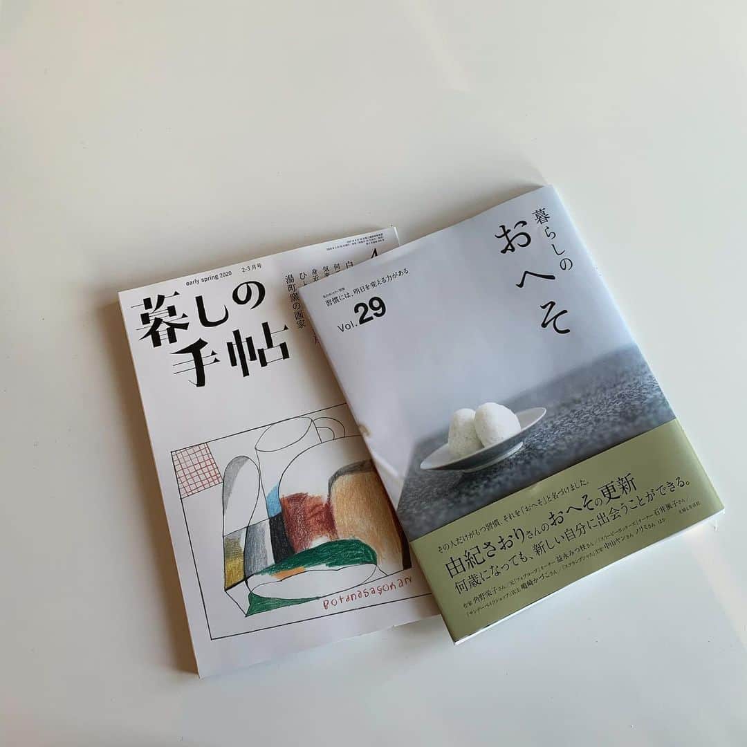 佐藤友子さんのインスタグラム写真 - (佐藤友子Instagram)「昨日すみからすみまで読んで生活するための元気、働くための元気をもらった２冊。 ﻿ ﻿ 『暮らしの手帖』は、新編集長の挨拶文で。﻿ 『暮らしのおへそ』は、小川糸さんのところで涙が溢れました。﻿ ﻿ #暮らしの手帖﻿ #暮らしのおへそ」2月2日 11時49分 - tomokosato_hokuohkurashi