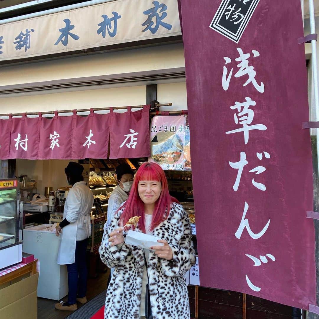 知念美加子さんのインスタグラム写真 - (知念美加子Instagram)「浅草🗼 ・ ・ フライト前に浅草！笑 やっぱり好きだな〜❤️ ほんとはもっと食べたかったけど、我慢← たけのこにモンチッチのお土産🎀 ・ ・ ・ #tokyolife #東京　#tokyo #浅草 #早朝整体後の為どスッピン失礼」2月2日 11時58分 - chinenmikako