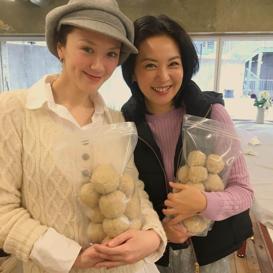 千葉アリサさんのインスタグラム写真 - (千葉アリサInstagram)「Holistic Beauty Journal🛫🌈✨ HBA メールマガジンで 2月のホリスティックコラムを 書かせて頂きました。 ・ テーマは　『心のセルフケア 』です。  1.心を大切にするってどうするの？ 2.心のしくみ　〈潜在意識と思い癖編〉 3.心のしくみ　〈感情の種とマインドフルネス編〉  私が知れて　目からウロコだった考え方・実践法を 3週にわけてお届けします💌 ・ 「社会の未来に渡せる種って何だろう？」と 真剣に考えるようになった頃から、 発芽を見守るようにいてくださった　紅子さん （写真は　先日ほくほく完了した味噌仕込みの時😊） ・ ・ と、HBAへの感謝と共に、敬愛する場から 発信させて頂けることに　ドキドキと歓びを感じつつ🌸 ・ 生きてきた　いのちまるごとを愛せますように。 経験を通して学んだことが、どなたかの心を灯すヒントに繋がれば　そんな嬉しいことはない！想いでいます。  是非、ご覧ください♡  メルマガは毎週月曜日配信。（明日！） スガタ×カラダ×ココロ＝キレイ に役立つ、ホリスティックビューティに関する情報や協会からのお知らせをお届けします。購読は無料です🙆‍♀️ ・ ・ @hba_npo  H.Pから　 読者登録をよろしくお願いいたします。 ・ ・ #愛の種  #絶賛発酵中　💫 #holisticbeautyjournal  #ホリスティックビューティ #コラム #心のセルフケア  #ココロをひもとく話 #selfhealing」2月2日 11時50分 - alyssamarianne