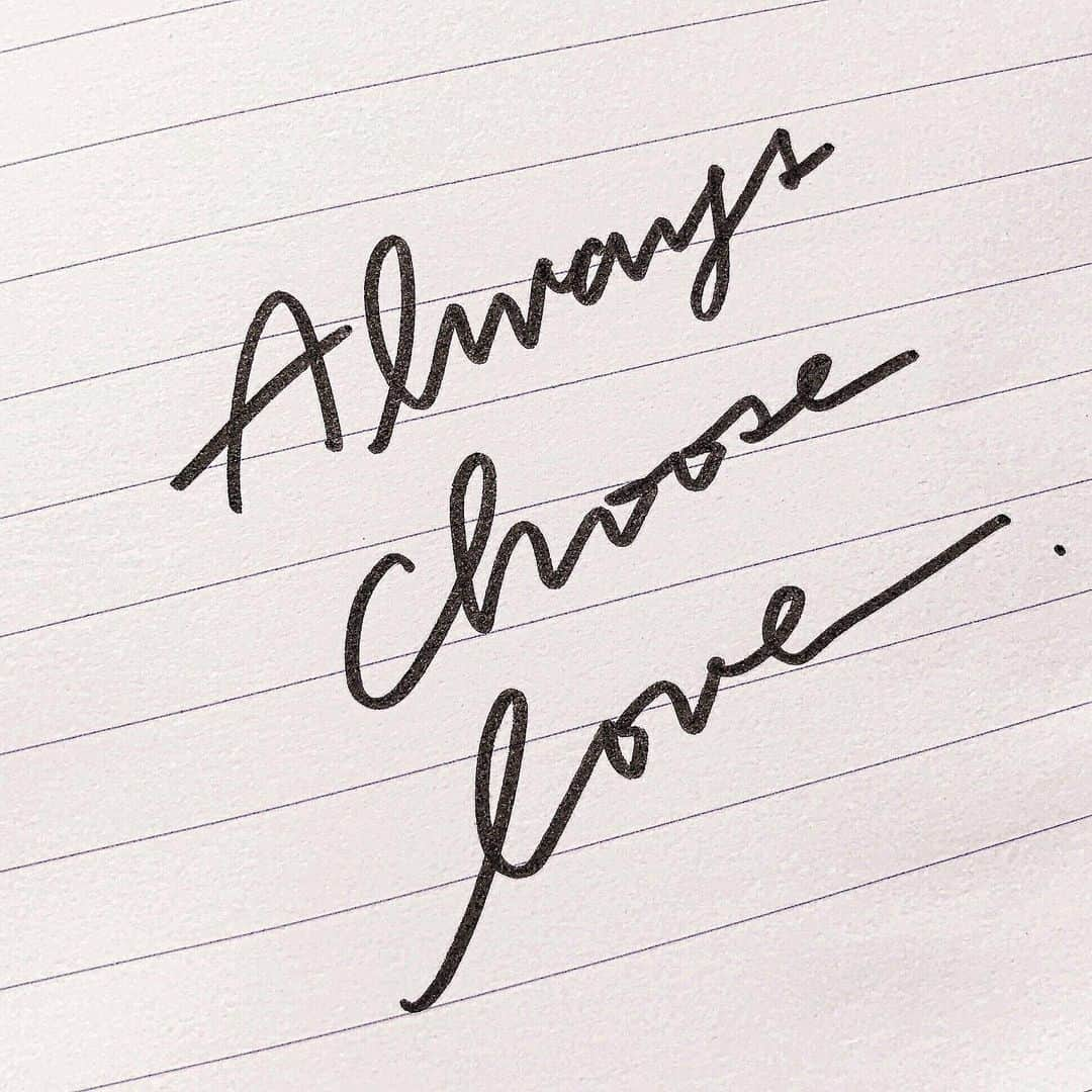 Natsuさんのインスタグラム写真 - (NatsuInstagram)「Always choose love.﻿ We always have only two choices,﻿ love or fear.﻿ When in doubt,﻿ Or when you are lost,﻿ Place yourself in a neutral space﻿ And ask,﻿ Does this come from love?﻿ Or fear?﻿ And then﻿ Always choose love.💕﻿ ﻿ 私たちには２種類の感情しかない、﻿ ﻿ それは、愛か、恐れか。﻿ ﻿ 何かに迷ったときは、﻿ ﻿ いま自分がどちらの感情にいるかを﻿ ﻿ 見てみればいい。﻿ ﻿ ニュートラルなスペースに立って﻿ ﻿ じっくりじっくり奥を見れば﻿ ﻿ 必ずどちらかにたどり着く。﻿ ﻿ そして常に、愛のほうを選べばいい。﻿ ﻿」2月2日 12時08分 - _natsurose_