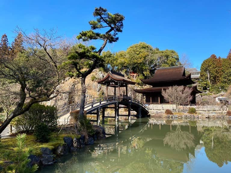 長谷川ヨシテルさんのインスタグラム写真 - (長谷川ヨシテルInstagram)「‪多治見が誇る名寺「#永保寺 」に行ってきました！‬ ・ #足利尊氏 のブレーン僧侶となる#夢窓疎石 (むそうそせき)が、1313年に開創したと伝わるお寺です〜‬ ‪1314年創建とされる#観音堂 と1352年創建とされる#開山堂 はどちらも#国宝 ！ ‪夢窓疎石の作庭と言われる庭園も#国の名勝 です！‬ ‪実に美しい！‬ ‪紅葉期にまた来たい！‬ ・ #岐阜県多治見市 #多治見市」2月2日 12時11分 - yoshiteru_hsgw