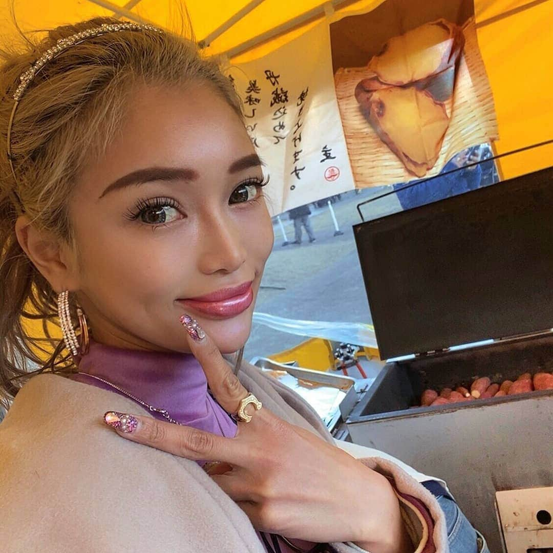 藤木そらさんのインスタグラム写真 - (藤木そらInstagram)「. .焼き芋フェス行ってきたょ💛❤ .やきいもだらけですごかった🤣✨ . .私が食べたのは福井の甘い三福富、ヒゲ農園自家製栽培のとみつ糖蜜芋🐷❣️ . . .とりあえずびっくりしました。芋ってこんなに甘いねんな😭‼蜜がたっぷりでホクホクなうえに、めちゃくちゃ甘くて感動しました😳💓 . .2枚目の動画はストーリーにあげたら好評やったから載せときまあす( ˶˙ᵕ˙˶ )🙌🏽 . . .人差し指にしているリングお気に入りだょ～♥♥めちゃくちゃ可愛いすぎる💯 . .キラキラ好き、派手が好きな私にはドツボすぎて愛用だょ(^^♪✨💓 @l.or_jewelry  で買ったよᐠ ♥︎ ᐟ男女兼用だよ✨♥ . . . . . . . . . . . .#品川やきいもテラス #やきいもテラス #蜜焼き芋 #品川シーズンテラス #グルメフェス #やきいも #福井グルメ #リング #指輪 #キラキラ #アクセサリー #すっぴん協会 #カラコン」2月2日 12時20分 - sorafujiki