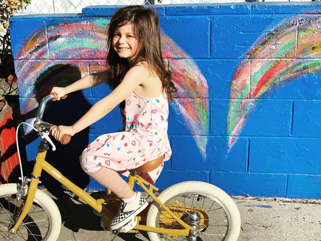 オデット・アナブルのインスタグラム：「This angel with her new big kid bike in her favorite color 💛」