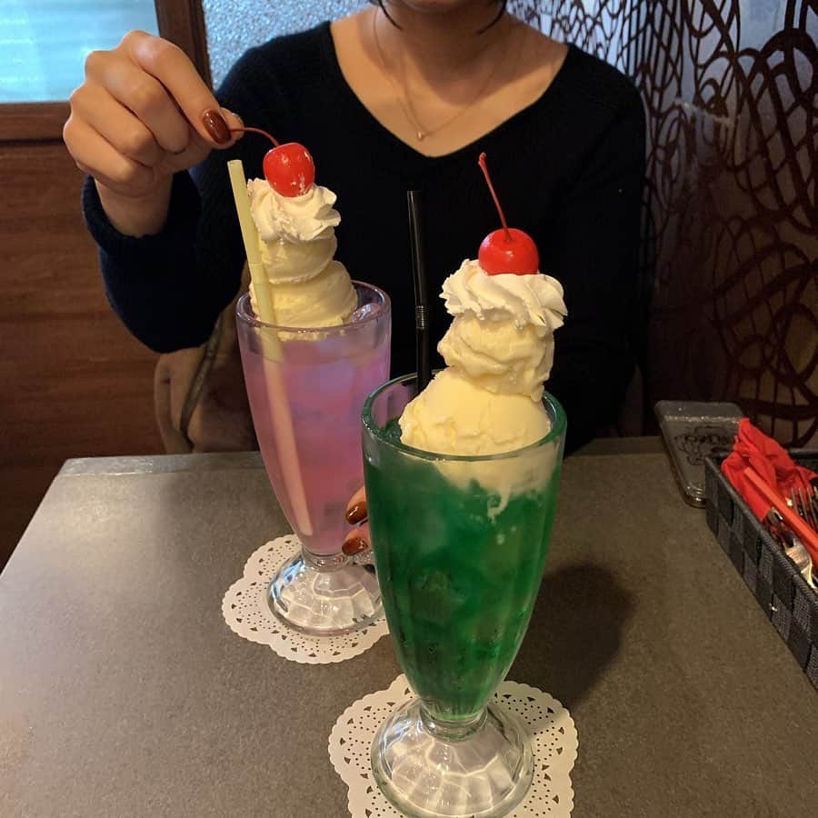 りょうくんグルメさんのインスタグラム写真 - (りょうくんグルメInstagram)「【下北沢　喫茶ネグラ】 クリームソーダと言えばここ！ ㅤㅤㅤㅤㅤㅤㅤㅤㅤㅤㅤㅤㅤ 🏠#下北沢　#喫茶ネグラ 🚶‍♂️下北沢駅西口徒歩2分 📖メロンクリームソーダ(¥680) ピーチグリーソーダ(¥680) ㅤㅤㅤㅤㅤㅤㅤㅤㅤㅤㅤㅤㅤ クリームソーダの超有名店。 すんごい種類多い。 ㅤㅤㅤㅤㅤㅤㅤㅤㅤㅤㅤㅤㅤ 色も様々で自分好みのやつが選べる。 ㅤㅤㅤㅤㅤㅤㅤㅤㅤㅤㅤㅤㅤ  クリームソーダめっちゃでかい。 アイス二個だし 生クリーム乗ってるのがいい。 見映えだけじゃなく味もしっかりうまい。 ㅤㅤㅤㅤㅤㅤㅤㅤㅤㅤㅤㅤㅤ 店内はレトロな喫茶店って感じ。 だけどそこまで古い感じはない。 外から見ると入りにくい雰囲気だけど、ドアを開けるといい感じ。 ㅤㅤㅤㅤㅤㅤㅤㅤㅤㅤㅤㅤㅤ お客さんどんどんくる 6テーブルくらい。 ㅤㅤㅤㅤㅤㅤㅤㅤㅤㅤㅤㅤㅤ 荷物置きはなかった。 店員さん優しい。 ㅤㅤㅤㅤㅤㅤㅤㅤㅤㅤㅤㅤㅤ クリームソーダほどおしゃべりに適してる飲み物はない ㅤㅤㅤㅤㅤㅤㅤㅤㅤㅤㅤㅤㅤ すんごいくつろげる ㅤㅤㅤㅤㅤㅤㅤㅤㅤㅤㅤㅤㅤ 平日でも混む。 満席の時は電話番号を、書いておくと、店から電話かけてもらう。 ㅤㅤㅤㅤㅤㅤㅤㅤㅤㅤㅤㅤㅤ クリームソーダ巡りするなら外せないとこ。 えもい。 ㅤㅤㅤㅤㅤㅤㅤㅤㅤㅤㅤㅤㅤ 東京都世田谷区北沢2-26-13 PACKAGEONE 1F 北側 営業時間 11:30〜19:30 定休日 月曜、火曜」2月2日 12時35分 - uryo1113