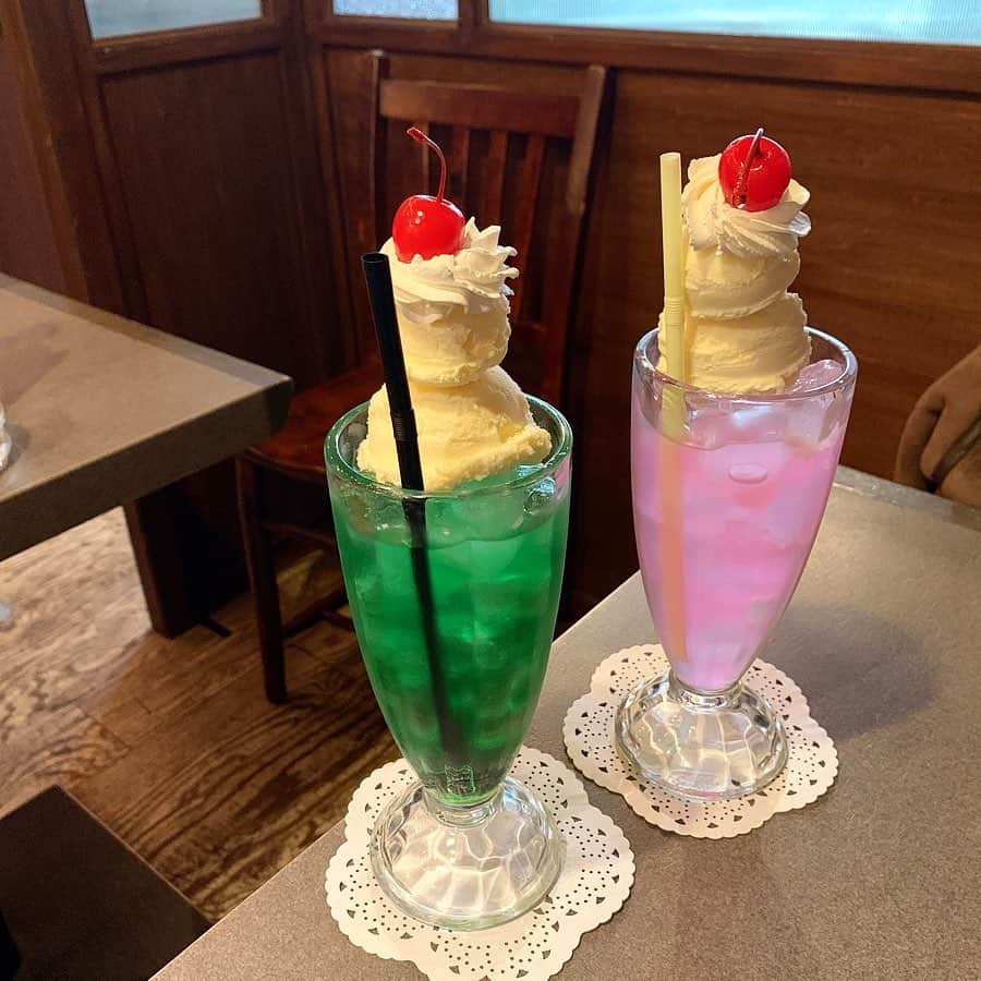 りょうくんグルメさんのインスタグラム写真 - (りょうくんグルメInstagram)「【下北沢　喫茶ネグラ】 クリームソーダと言えばここ！ ㅤㅤㅤㅤㅤㅤㅤㅤㅤㅤㅤㅤㅤ 🏠#下北沢　#喫茶ネグラ 🚶‍♂️下北沢駅西口徒歩2分 📖メロンクリームソーダ(¥680) ピーチグリーソーダ(¥680) ㅤㅤㅤㅤㅤㅤㅤㅤㅤㅤㅤㅤㅤ クリームソーダの超有名店。 すんごい種類多い。 ㅤㅤㅤㅤㅤㅤㅤㅤㅤㅤㅤㅤㅤ 色も様々で自分好みのやつが選べる。 ㅤㅤㅤㅤㅤㅤㅤㅤㅤㅤㅤㅤㅤ  クリームソーダめっちゃでかい。 アイス二個だし 生クリーム乗ってるのがいい。 見映えだけじゃなく味もしっかりうまい。 ㅤㅤㅤㅤㅤㅤㅤㅤㅤㅤㅤㅤㅤ 店内はレトロな喫茶店って感じ。 だけどそこまで古い感じはない。 外から見ると入りにくい雰囲気だけど、ドアを開けるといい感じ。 ㅤㅤㅤㅤㅤㅤㅤㅤㅤㅤㅤㅤㅤ お客さんどんどんくる 6テーブルくらい。 ㅤㅤㅤㅤㅤㅤㅤㅤㅤㅤㅤㅤㅤ 荷物置きはなかった。 店員さん優しい。 ㅤㅤㅤㅤㅤㅤㅤㅤㅤㅤㅤㅤㅤ クリームソーダほどおしゃべりに適してる飲み物はない ㅤㅤㅤㅤㅤㅤㅤㅤㅤㅤㅤㅤㅤ すんごいくつろげる ㅤㅤㅤㅤㅤㅤㅤㅤㅤㅤㅤㅤㅤ 平日でも混む。 満席の時は電話番号を、書いておくと、店から電話かけてもらう。 ㅤㅤㅤㅤㅤㅤㅤㅤㅤㅤㅤㅤㅤ クリームソーダ巡りするなら外せないとこ。 えもい。 ㅤㅤㅤㅤㅤㅤㅤㅤㅤㅤㅤㅤㅤ 東京都世田谷区北沢2-26-13 PACKAGEONE 1F 北側 営業時間 11:30〜19:30 定休日 月曜、火曜」2月2日 12時35分 - uryo1113