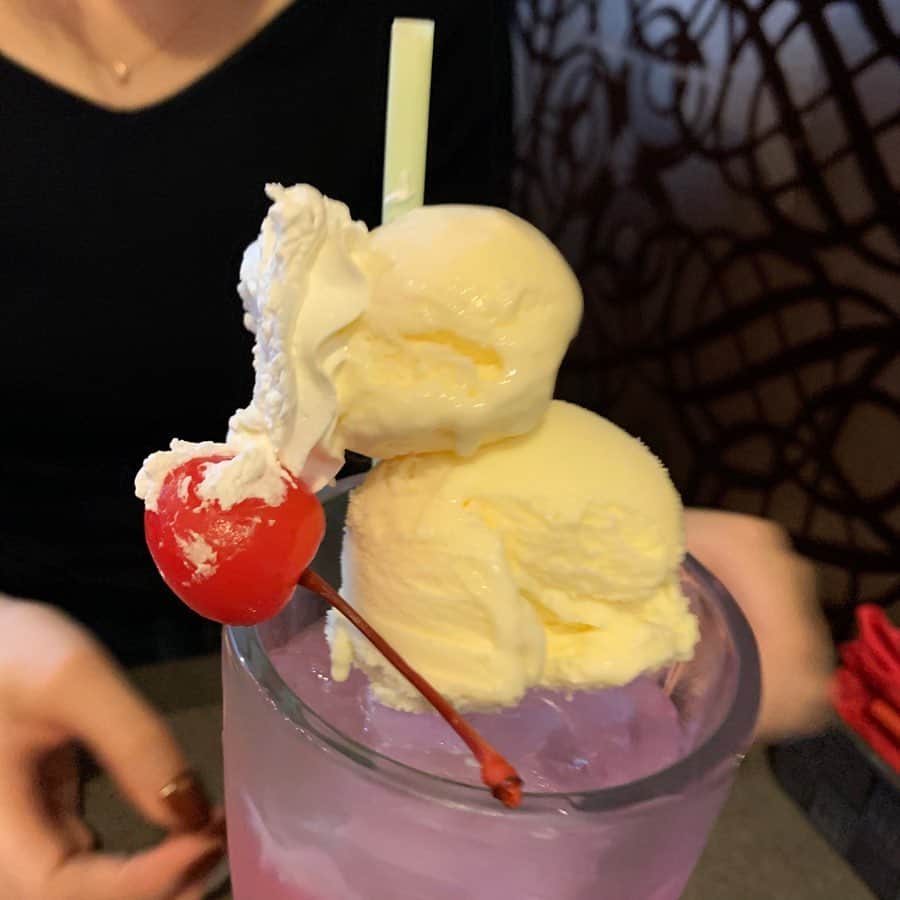 りょうくんグルメさんのインスタグラム写真 - (りょうくんグルメInstagram)「【下北沢　喫茶ネグラ】 クリームソーダと言えばここ！ ㅤㅤㅤㅤㅤㅤㅤㅤㅤㅤㅤㅤㅤ 🏠#下北沢　#喫茶ネグラ 🚶‍♂️下北沢駅西口徒歩2分 📖メロンクリームソーダ(¥680) ピーチグリーソーダ(¥680) ㅤㅤㅤㅤㅤㅤㅤㅤㅤㅤㅤㅤㅤ クリームソーダの超有名店。 すんごい種類多い。 ㅤㅤㅤㅤㅤㅤㅤㅤㅤㅤㅤㅤㅤ 色も様々で自分好みのやつが選べる。 ㅤㅤㅤㅤㅤㅤㅤㅤㅤㅤㅤㅤㅤ  クリームソーダめっちゃでかい。 アイス二個だし 生クリーム乗ってるのがいい。 見映えだけじゃなく味もしっかりうまい。 ㅤㅤㅤㅤㅤㅤㅤㅤㅤㅤㅤㅤㅤ 店内はレトロな喫茶店って感じ。 だけどそこまで古い感じはない。 外から見ると入りにくい雰囲気だけど、ドアを開けるといい感じ。 ㅤㅤㅤㅤㅤㅤㅤㅤㅤㅤㅤㅤㅤ お客さんどんどんくる 6テーブルくらい。 ㅤㅤㅤㅤㅤㅤㅤㅤㅤㅤㅤㅤㅤ 荷物置きはなかった。 店員さん優しい。 ㅤㅤㅤㅤㅤㅤㅤㅤㅤㅤㅤㅤㅤ クリームソーダほどおしゃべりに適してる飲み物はない ㅤㅤㅤㅤㅤㅤㅤㅤㅤㅤㅤㅤㅤ すんごいくつろげる ㅤㅤㅤㅤㅤㅤㅤㅤㅤㅤㅤㅤㅤ 平日でも混む。 満席の時は電話番号を、書いておくと、店から電話かけてもらう。 ㅤㅤㅤㅤㅤㅤㅤㅤㅤㅤㅤㅤㅤ クリームソーダ巡りするなら外せないとこ。 えもい。 ㅤㅤㅤㅤㅤㅤㅤㅤㅤㅤㅤㅤㅤ 東京都世田谷区北沢2-26-13 PACKAGEONE 1F 北側 営業時間 11:30〜19:30 定休日 月曜、火曜」2月2日 12時35分 - uryo1113
