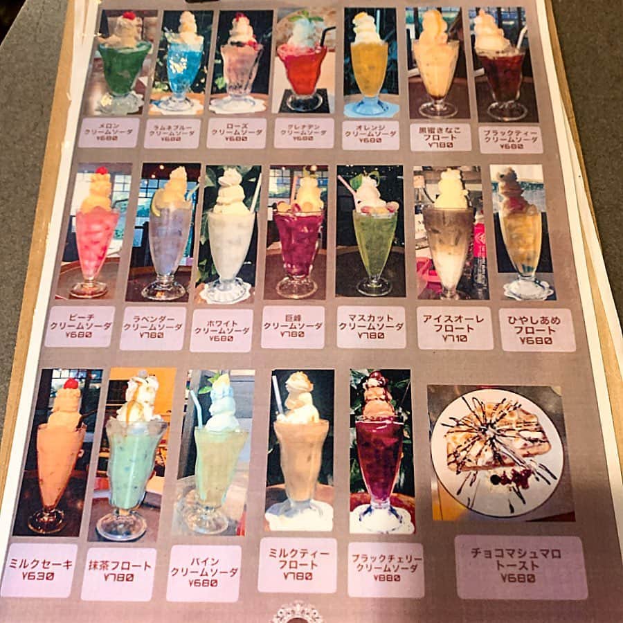 りょうくんグルメさんのインスタグラム写真 - (りょうくんグルメInstagram)「【下北沢　喫茶ネグラ】 クリームソーダと言えばここ！ ㅤㅤㅤㅤㅤㅤㅤㅤㅤㅤㅤㅤㅤ 🏠#下北沢　#喫茶ネグラ 🚶‍♂️下北沢駅西口徒歩2分 📖メロンクリームソーダ(¥680) ピーチグリーソーダ(¥680) ㅤㅤㅤㅤㅤㅤㅤㅤㅤㅤㅤㅤㅤ クリームソーダの超有名店。 すんごい種類多い。 ㅤㅤㅤㅤㅤㅤㅤㅤㅤㅤㅤㅤㅤ 色も様々で自分好みのやつが選べる。 ㅤㅤㅤㅤㅤㅤㅤㅤㅤㅤㅤㅤㅤ  クリームソーダめっちゃでかい。 アイス二個だし 生クリーム乗ってるのがいい。 見映えだけじゃなく味もしっかりうまい。 ㅤㅤㅤㅤㅤㅤㅤㅤㅤㅤㅤㅤㅤ 店内はレトロな喫茶店って感じ。 だけどそこまで古い感じはない。 外から見ると入りにくい雰囲気だけど、ドアを開けるといい感じ。 ㅤㅤㅤㅤㅤㅤㅤㅤㅤㅤㅤㅤㅤ お客さんどんどんくる 6テーブルくらい。 ㅤㅤㅤㅤㅤㅤㅤㅤㅤㅤㅤㅤㅤ 荷物置きはなかった。 店員さん優しい。 ㅤㅤㅤㅤㅤㅤㅤㅤㅤㅤㅤㅤㅤ クリームソーダほどおしゃべりに適してる飲み物はない ㅤㅤㅤㅤㅤㅤㅤㅤㅤㅤㅤㅤㅤ すんごいくつろげる ㅤㅤㅤㅤㅤㅤㅤㅤㅤㅤㅤㅤㅤ 平日でも混む。 満席の時は電話番号を、書いておくと、店から電話かけてもらう。 ㅤㅤㅤㅤㅤㅤㅤㅤㅤㅤㅤㅤㅤ クリームソーダ巡りするなら外せないとこ。 えもい。 ㅤㅤㅤㅤㅤㅤㅤㅤㅤㅤㅤㅤㅤ 東京都世田谷区北沢2-26-13 PACKAGEONE 1F 北側 営業時間 11:30〜19:30 定休日 月曜、火曜」2月2日 12時35分 - uryo1113
