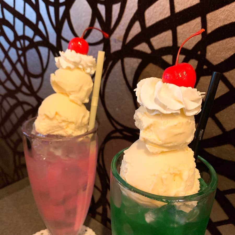 りょうくんグルメさんのインスタグラム写真 - (りょうくんグルメInstagram)「【下北沢　喫茶ネグラ】 クリームソーダと言えばここ！ ㅤㅤㅤㅤㅤㅤㅤㅤㅤㅤㅤㅤㅤ 🏠#下北沢　#喫茶ネグラ 🚶‍♂️下北沢駅西口徒歩2分 📖メロンクリームソーダ(¥680) ピーチグリーソーダ(¥680) ㅤㅤㅤㅤㅤㅤㅤㅤㅤㅤㅤㅤㅤ クリームソーダの超有名店。 すんごい種類多い。 ㅤㅤㅤㅤㅤㅤㅤㅤㅤㅤㅤㅤㅤ 色も様々で自分好みのやつが選べる。 ㅤㅤㅤㅤㅤㅤㅤㅤㅤㅤㅤㅤㅤ  クリームソーダめっちゃでかい。 アイス二個だし 生クリーム乗ってるのがいい。 見映えだけじゃなく味もしっかりうまい。 ㅤㅤㅤㅤㅤㅤㅤㅤㅤㅤㅤㅤㅤ 店内はレトロな喫茶店って感じ。 だけどそこまで古い感じはない。 外から見ると入りにくい雰囲気だけど、ドアを開けるといい感じ。 ㅤㅤㅤㅤㅤㅤㅤㅤㅤㅤㅤㅤㅤ お客さんどんどんくる 6テーブルくらい。 ㅤㅤㅤㅤㅤㅤㅤㅤㅤㅤㅤㅤㅤ 荷物置きはなかった。 店員さん優しい。 ㅤㅤㅤㅤㅤㅤㅤㅤㅤㅤㅤㅤㅤ クリームソーダほどおしゃべりに適してる飲み物はない ㅤㅤㅤㅤㅤㅤㅤㅤㅤㅤㅤㅤㅤ すんごいくつろげる ㅤㅤㅤㅤㅤㅤㅤㅤㅤㅤㅤㅤㅤ 平日でも混む。 満席の時は電話番号を、書いておくと、店から電話かけてもらう。 ㅤㅤㅤㅤㅤㅤㅤㅤㅤㅤㅤㅤㅤ クリームソーダ巡りするなら外せないとこ。 えもい。 ㅤㅤㅤㅤㅤㅤㅤㅤㅤㅤㅤㅤㅤ 東京都世田谷区北沢2-26-13 PACKAGEONE 1F 北側 営業時間 11:30〜19:30 定休日 月曜、火曜」2月2日 12時35分 - uryo1113