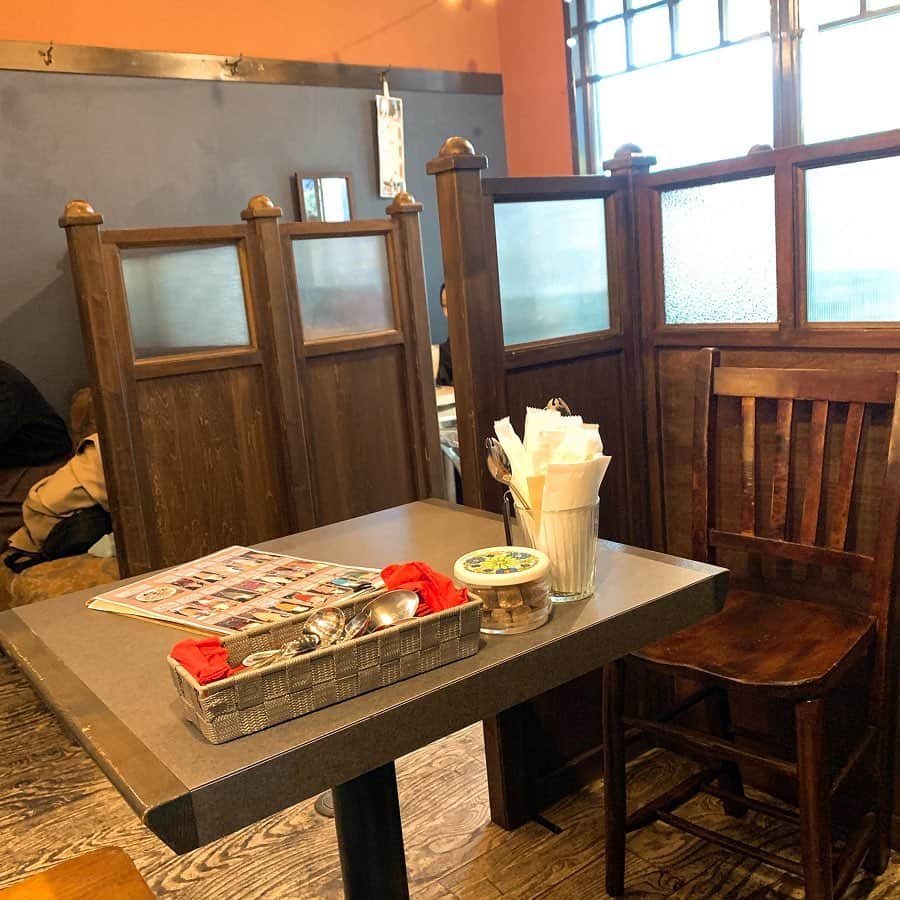 りょうくんグルメさんのインスタグラム写真 - (りょうくんグルメInstagram)「【下北沢　喫茶ネグラ】 クリームソーダと言えばここ！ ㅤㅤㅤㅤㅤㅤㅤㅤㅤㅤㅤㅤㅤ 🏠#下北沢　#喫茶ネグラ 🚶‍♂️下北沢駅西口徒歩2分 📖メロンクリームソーダ(¥680) ピーチグリーソーダ(¥680) ㅤㅤㅤㅤㅤㅤㅤㅤㅤㅤㅤㅤㅤ クリームソーダの超有名店。 すんごい種類多い。 ㅤㅤㅤㅤㅤㅤㅤㅤㅤㅤㅤㅤㅤ 色も様々で自分好みのやつが選べる。 ㅤㅤㅤㅤㅤㅤㅤㅤㅤㅤㅤㅤㅤ  クリームソーダめっちゃでかい。 アイス二個だし 生クリーム乗ってるのがいい。 見映えだけじゃなく味もしっかりうまい。 ㅤㅤㅤㅤㅤㅤㅤㅤㅤㅤㅤㅤㅤ 店内はレトロな喫茶店って感じ。 だけどそこまで古い感じはない。 外から見ると入りにくい雰囲気だけど、ドアを開けるといい感じ。 ㅤㅤㅤㅤㅤㅤㅤㅤㅤㅤㅤㅤㅤ お客さんどんどんくる 6テーブルくらい。 ㅤㅤㅤㅤㅤㅤㅤㅤㅤㅤㅤㅤㅤ 荷物置きはなかった。 店員さん優しい。 ㅤㅤㅤㅤㅤㅤㅤㅤㅤㅤㅤㅤㅤ クリームソーダほどおしゃべりに適してる飲み物はない ㅤㅤㅤㅤㅤㅤㅤㅤㅤㅤㅤㅤㅤ すんごいくつろげる ㅤㅤㅤㅤㅤㅤㅤㅤㅤㅤㅤㅤㅤ 平日でも混む。 満席の時は電話番号を、書いておくと、店から電話かけてもらう。 ㅤㅤㅤㅤㅤㅤㅤㅤㅤㅤㅤㅤㅤ クリームソーダ巡りするなら外せないとこ。 えもい。 ㅤㅤㅤㅤㅤㅤㅤㅤㅤㅤㅤㅤㅤ 東京都世田谷区北沢2-26-13 PACKAGEONE 1F 北側 営業時間 11:30〜19:30 定休日 月曜、火曜」2月2日 12時35分 - uryo1113