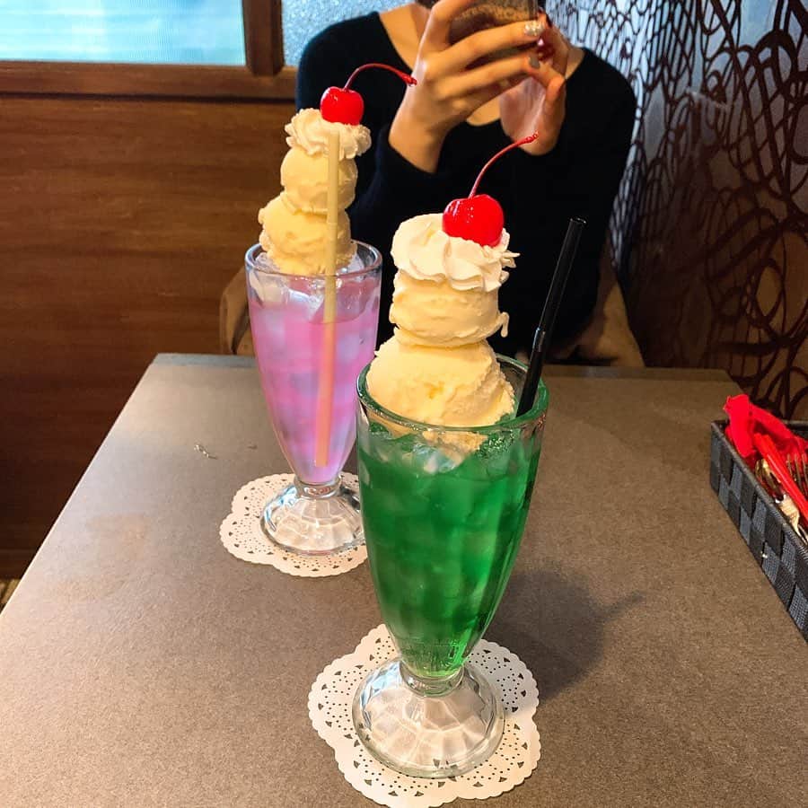 りょうくんグルメさんのインスタグラム写真 - (りょうくんグルメInstagram)「【下北沢　喫茶ネグラ】 クリームソーダと言えばここ！ ㅤㅤㅤㅤㅤㅤㅤㅤㅤㅤㅤㅤㅤ 🏠#下北沢　#喫茶ネグラ 🚶‍♂️下北沢駅西口徒歩2分 📖メロンクリームソーダ(¥680) ピーチグリーソーダ(¥680) ㅤㅤㅤㅤㅤㅤㅤㅤㅤㅤㅤㅤㅤ クリームソーダの超有名店。 すんごい種類多い。 ㅤㅤㅤㅤㅤㅤㅤㅤㅤㅤㅤㅤㅤ 色も様々で自分好みのやつが選べる。 ㅤㅤㅤㅤㅤㅤㅤㅤㅤㅤㅤㅤㅤ  クリームソーダめっちゃでかい。 アイス二個だし 生クリーム乗ってるのがいい。 見映えだけじゃなく味もしっかりうまい。 ㅤㅤㅤㅤㅤㅤㅤㅤㅤㅤㅤㅤㅤ 店内はレトロな喫茶店って感じ。 だけどそこまで古い感じはない。 外から見ると入りにくい雰囲気だけど、ドアを開けるといい感じ。 ㅤㅤㅤㅤㅤㅤㅤㅤㅤㅤㅤㅤㅤ お客さんどんどんくる 6テーブルくらい。 ㅤㅤㅤㅤㅤㅤㅤㅤㅤㅤㅤㅤㅤ 荷物置きはなかった。 店員さん優しい。 ㅤㅤㅤㅤㅤㅤㅤㅤㅤㅤㅤㅤㅤ クリームソーダほどおしゃべりに適してる飲み物はない ㅤㅤㅤㅤㅤㅤㅤㅤㅤㅤㅤㅤㅤ すんごいくつろげる ㅤㅤㅤㅤㅤㅤㅤㅤㅤㅤㅤㅤㅤ 平日でも混む。 満席の時は電話番号を、書いておくと、店から電話かけてもらう。 ㅤㅤㅤㅤㅤㅤㅤㅤㅤㅤㅤㅤㅤ クリームソーダ巡りするなら外せないとこ。 えもい。 ㅤㅤㅤㅤㅤㅤㅤㅤㅤㅤㅤㅤㅤ 東京都世田谷区北沢2-26-13 PACKAGEONE 1F 北側 営業時間 11:30〜19:30 定休日 月曜、火曜」2月2日 12時35分 - uryo1113