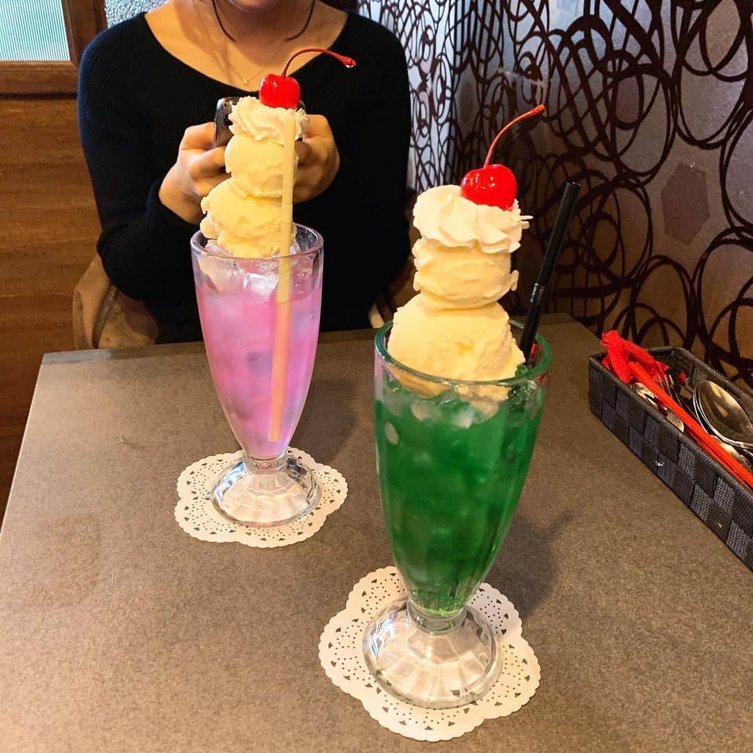 りょうくんグルメさんのインスタグラム写真 - (りょうくんグルメInstagram)「【下北沢　喫茶ネグラ】 クリームソーダと言えばここ！ ㅤㅤㅤㅤㅤㅤㅤㅤㅤㅤㅤㅤㅤ 🏠#下北沢　#喫茶ネグラ 🚶‍♂️下北沢駅西口徒歩2分 📖メロンクリームソーダ(¥680) ピーチグリーソーダ(¥680) ㅤㅤㅤㅤㅤㅤㅤㅤㅤㅤㅤㅤㅤ クリームソーダの超有名店。 すんごい種類多い。 ㅤㅤㅤㅤㅤㅤㅤㅤㅤㅤㅤㅤㅤ 色も様々で自分好みのやつが選べる。 ㅤㅤㅤㅤㅤㅤㅤㅤㅤㅤㅤㅤㅤ  クリームソーダめっちゃでかい。 アイス二個だし 生クリーム乗ってるのがいい。 見映えだけじゃなく味もしっかりうまい。 ㅤㅤㅤㅤㅤㅤㅤㅤㅤㅤㅤㅤㅤ 店内はレトロな喫茶店って感じ。 だけどそこまで古い感じはない。 外から見ると入りにくい雰囲気だけど、ドアを開けるといい感じ。 ㅤㅤㅤㅤㅤㅤㅤㅤㅤㅤㅤㅤㅤ お客さんどんどんくる 6テーブルくらい。 ㅤㅤㅤㅤㅤㅤㅤㅤㅤㅤㅤㅤㅤ 荷物置きはなかった。 店員さん優しい。 ㅤㅤㅤㅤㅤㅤㅤㅤㅤㅤㅤㅤㅤ クリームソーダほどおしゃべりに適してる飲み物はない ㅤㅤㅤㅤㅤㅤㅤㅤㅤㅤㅤㅤㅤ すんごいくつろげる ㅤㅤㅤㅤㅤㅤㅤㅤㅤㅤㅤㅤㅤ 平日でも混む。 満席の時は電話番号を、書いておくと、店から電話かけてもらう。 ㅤㅤㅤㅤㅤㅤㅤㅤㅤㅤㅤㅤㅤ クリームソーダ巡りするなら外せないとこ。 えもい。 ㅤㅤㅤㅤㅤㅤㅤㅤㅤㅤㅤㅤㅤ 東京都世田谷区北沢2-26-13 PACKAGEONE 1F 北側 営業時間 11:30〜19:30 定休日 月曜、火曜」2月2日 12時35分 - uryo1113