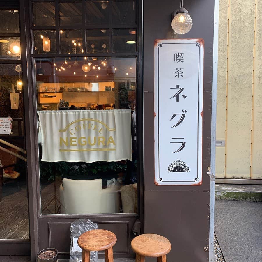 りょうくんグルメさんのインスタグラム写真 - (りょうくんグルメInstagram)「【下北沢　喫茶ネグラ】 クリームソーダと言えばここ！ ㅤㅤㅤㅤㅤㅤㅤㅤㅤㅤㅤㅤㅤ 🏠#下北沢　#喫茶ネグラ 🚶‍♂️下北沢駅西口徒歩2分 📖メロンクリームソーダ(¥680) ピーチグリーソーダ(¥680) ㅤㅤㅤㅤㅤㅤㅤㅤㅤㅤㅤㅤㅤ クリームソーダの超有名店。 すんごい種類多い。 ㅤㅤㅤㅤㅤㅤㅤㅤㅤㅤㅤㅤㅤ 色も様々で自分好みのやつが選べる。 ㅤㅤㅤㅤㅤㅤㅤㅤㅤㅤㅤㅤㅤ  クリームソーダめっちゃでかい。 アイス二個だし 生クリーム乗ってるのがいい。 見映えだけじゃなく味もしっかりうまい。 ㅤㅤㅤㅤㅤㅤㅤㅤㅤㅤㅤㅤㅤ 店内はレトロな喫茶店って感じ。 だけどそこまで古い感じはない。 外から見ると入りにくい雰囲気だけど、ドアを開けるといい感じ。 ㅤㅤㅤㅤㅤㅤㅤㅤㅤㅤㅤㅤㅤ お客さんどんどんくる 6テーブルくらい。 ㅤㅤㅤㅤㅤㅤㅤㅤㅤㅤㅤㅤㅤ 荷物置きはなかった。 店員さん優しい。 ㅤㅤㅤㅤㅤㅤㅤㅤㅤㅤㅤㅤㅤ クリームソーダほどおしゃべりに適してる飲み物はない ㅤㅤㅤㅤㅤㅤㅤㅤㅤㅤㅤㅤㅤ すんごいくつろげる ㅤㅤㅤㅤㅤㅤㅤㅤㅤㅤㅤㅤㅤ 平日でも混む。 満席の時は電話番号を、書いておくと、店から電話かけてもらう。 ㅤㅤㅤㅤㅤㅤㅤㅤㅤㅤㅤㅤㅤ クリームソーダ巡りするなら外せないとこ。 えもい。 ㅤㅤㅤㅤㅤㅤㅤㅤㅤㅤㅤㅤㅤ 東京都世田谷区北沢2-26-13 PACKAGEONE 1F 北側 営業時間 11:30〜19:30 定休日 月曜、火曜」2月2日 12時35分 - uryo1113