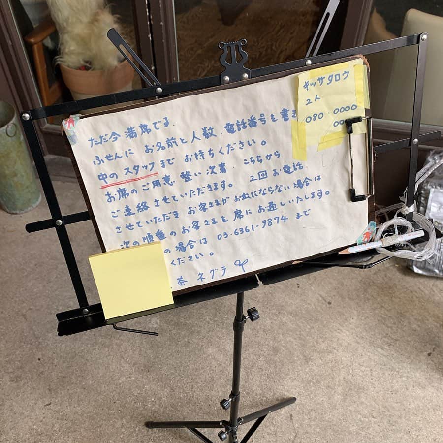 りょうくんグルメさんのインスタグラム写真 - (りょうくんグルメInstagram)「【下北沢　喫茶ネグラ】 クリームソーダと言えばここ！ ㅤㅤㅤㅤㅤㅤㅤㅤㅤㅤㅤㅤㅤ 🏠#下北沢　#喫茶ネグラ 🚶‍♂️下北沢駅西口徒歩2分 📖メロンクリームソーダ(¥680) ピーチグリーソーダ(¥680) ㅤㅤㅤㅤㅤㅤㅤㅤㅤㅤㅤㅤㅤ クリームソーダの超有名店。 すんごい種類多い。 ㅤㅤㅤㅤㅤㅤㅤㅤㅤㅤㅤㅤㅤ 色も様々で自分好みのやつが選べる。 ㅤㅤㅤㅤㅤㅤㅤㅤㅤㅤㅤㅤㅤ  クリームソーダめっちゃでかい。 アイス二個だし 生クリーム乗ってるのがいい。 見映えだけじゃなく味もしっかりうまい。 ㅤㅤㅤㅤㅤㅤㅤㅤㅤㅤㅤㅤㅤ 店内はレトロな喫茶店って感じ。 だけどそこまで古い感じはない。 外から見ると入りにくい雰囲気だけど、ドアを開けるといい感じ。 ㅤㅤㅤㅤㅤㅤㅤㅤㅤㅤㅤㅤㅤ お客さんどんどんくる 6テーブルくらい。 ㅤㅤㅤㅤㅤㅤㅤㅤㅤㅤㅤㅤㅤ 荷物置きはなかった。 店員さん優しい。 ㅤㅤㅤㅤㅤㅤㅤㅤㅤㅤㅤㅤㅤ クリームソーダほどおしゃべりに適してる飲み物はない ㅤㅤㅤㅤㅤㅤㅤㅤㅤㅤㅤㅤㅤ すんごいくつろげる ㅤㅤㅤㅤㅤㅤㅤㅤㅤㅤㅤㅤㅤ 平日でも混む。 満席の時は電話番号を、書いておくと、店から電話かけてもらう。 ㅤㅤㅤㅤㅤㅤㅤㅤㅤㅤㅤㅤㅤ クリームソーダ巡りするなら外せないとこ。 えもい。 ㅤㅤㅤㅤㅤㅤㅤㅤㅤㅤㅤㅤㅤ 東京都世田谷区北沢2-26-13 PACKAGEONE 1F 北側 営業時間 11:30〜19:30 定休日 月曜、火曜」2月2日 12時35分 - uryo1113