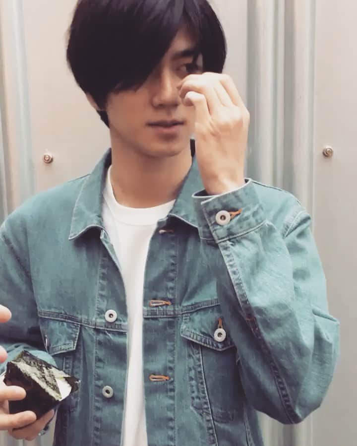 千綿勇平のインスタグラム：「ドラ恋第二話ありがとうございました。  ストレッチはエチュードの前に身体ガチガチの僕に先生がペア組んで身体おしてくれたのでそれの感謝です。笑  特技披露、緊張で全然食べれなかったから食べれたときの動画を！ @dorakoi_abematv_official  #ドラ恋」