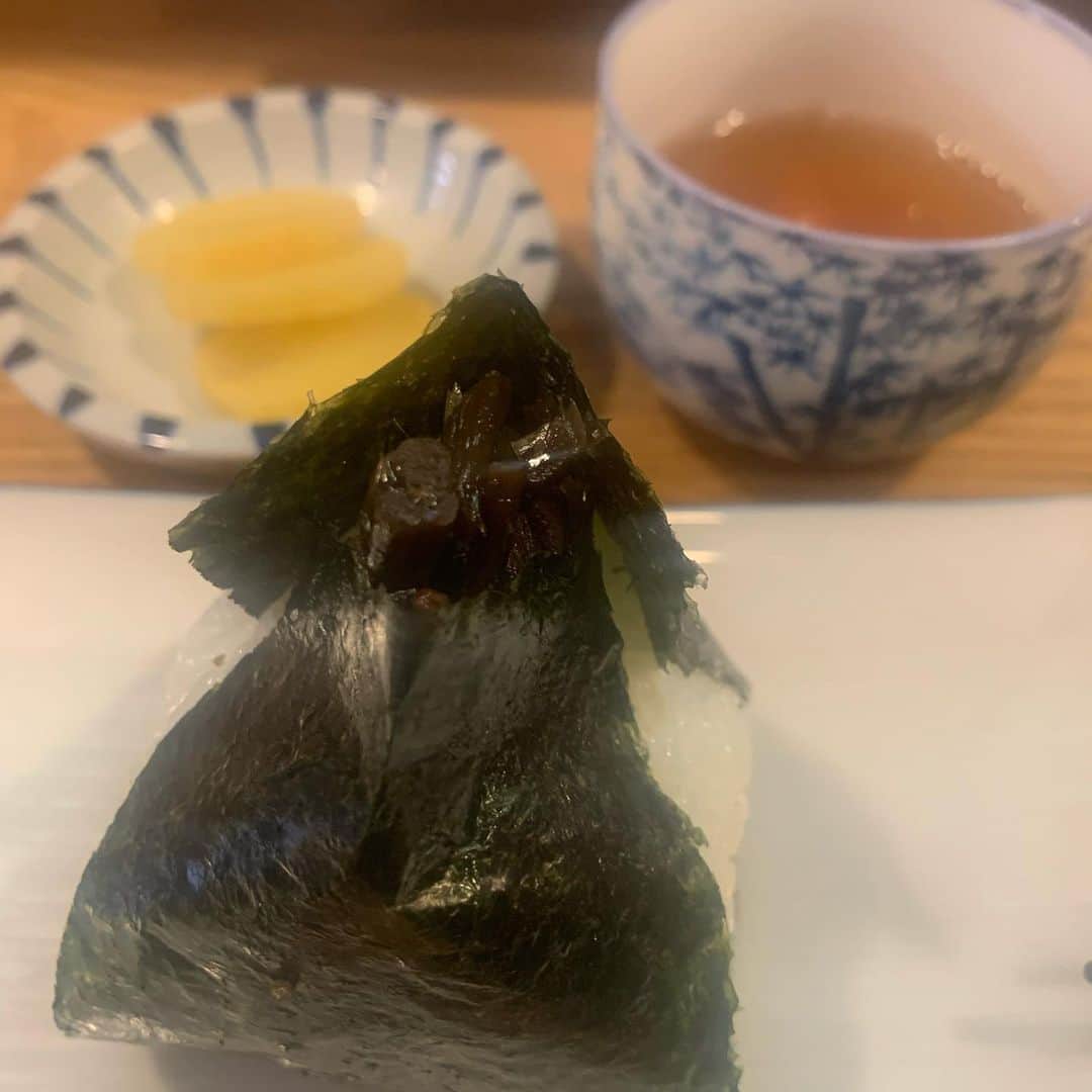 宙也さんのインスタグラム写真 - (宙也Instagram)「遅朝食は青おにぎり。 ふき山椒。ワサビのり。たくあん。味噌汁。」2月2日 13時05分 - chuya_aquarius