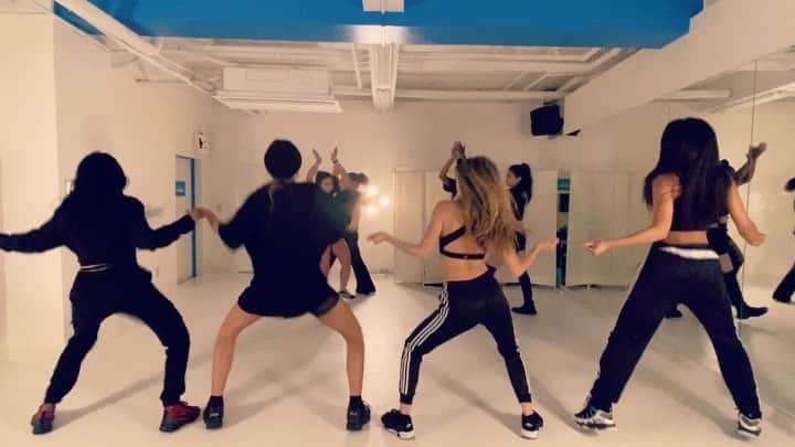 SONNYのインスタグラム：「My CHOREO part to my wife @mamizo.jpn Crew Showcase🔥 . 嫁 のクルーショウケイスに自分が振付したパート . Great Job Ladies👍 You guys went off🍑✨ . 🎵 @therubirose @yellabeezy214 “Hit yo Dance” . 📍 @studioculture.tokyo . #rubirose #yellabeezy  #mamizocrew」