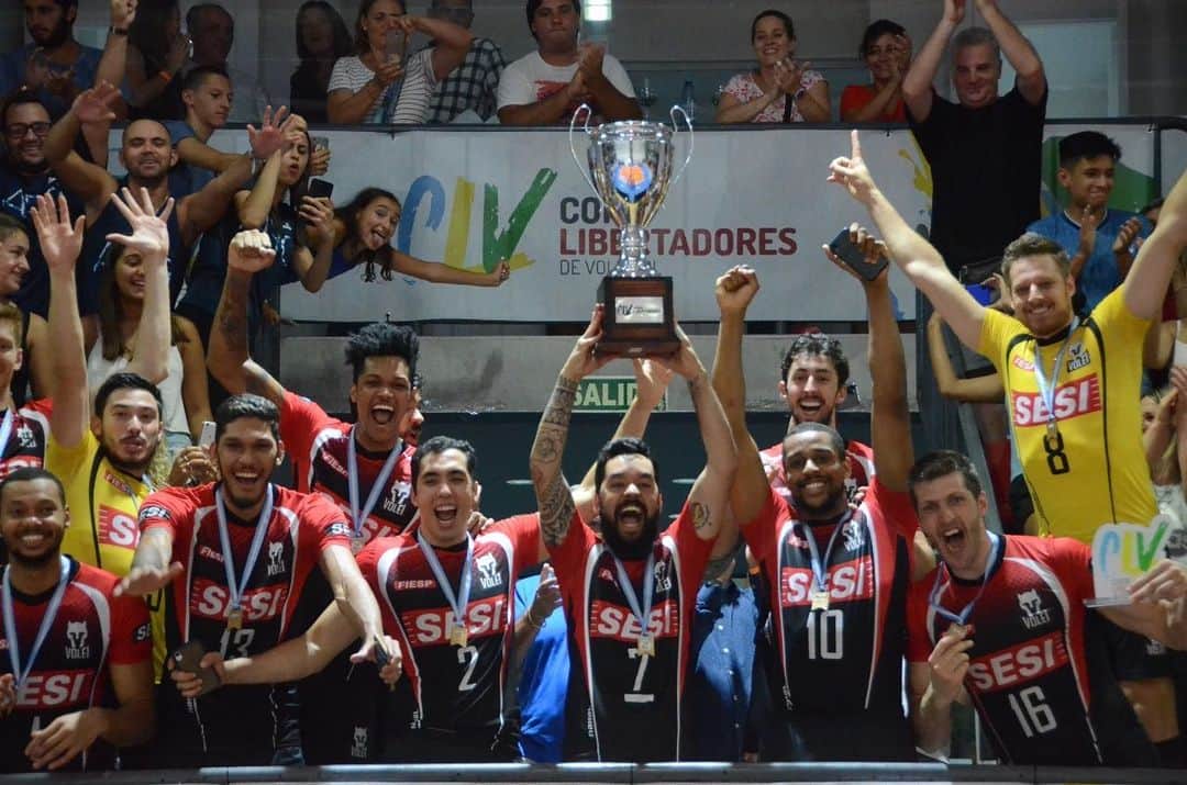 ウィリアム・アルジョナのインスタグラム：「“O vencedor nada mais é do que o perdedor que nunca desistiu”. Fica essa lição pra todos, de uma equipe que trabalha muito sério em busca de um objetivo comum. Um agradecimento especial à instituição @sesi.sp que acredita e aposta no esporte, não só como um ganhador de títulos, e sim como exemplo para milhares de crianças que têm a  possibilidade de vivenciar isso, todos os dias. Parabéns @sesi.sp pela vocação educacional acima de tudo. Esse título é pra VC torcedor/a, que nunca deixou de acreditar que seria possível. Obrigado atletas e comissão técnica, que todos os dias colocam em prática a humildade e a perseverança, sabendo que o trabalho bem feito será coroado. Aqui termino, agradecendo minha Família, porque tudo que eu faço é para vocês! SESI campeão da Copa Libertadores da América!  _______________________ #sesi #sesivolei #vcfazpartedamagia #w7elmago #sejogabeth #sigvarisbrasil #embaixadorsigvaris @sigvarisgroup.brasil @nutrata @bauerfeindbrasil」