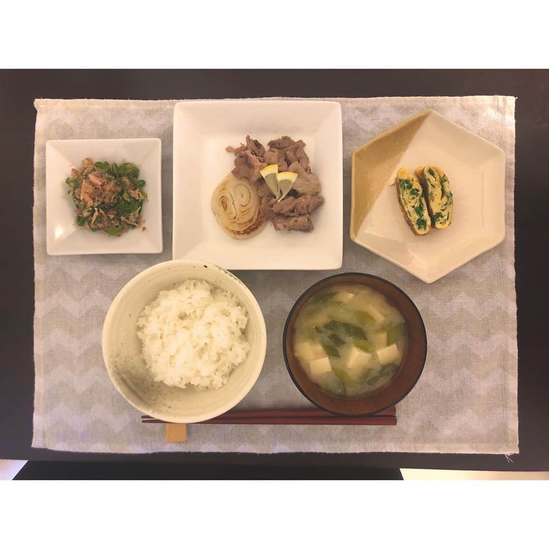 武田華奈のインスタグラム：「. きょうはお昼からロケなのでゆっくり冷蔵庫整理𓂃𓀉 新玉ねぎは葉つきで安くて毎年この時期を楽しみにしています。小さめ2つ入90円でした。 葉はお味噌汁、身は輪切りでそのままステーキに、粒マスタード・白だし・バターで味付けした豚肉と。 新玉ねぎはお得感もありますがなによりとても甘くてびっくりします🤤 . 四角のフライパンを持っていなくて、卵焼きは上手くいくかどうか毎度一か八かの危ない橋わたっています。 今回は#上手くいきました #ニラたっぷり甘め派 #余ったものは夜ご飯へ😂」