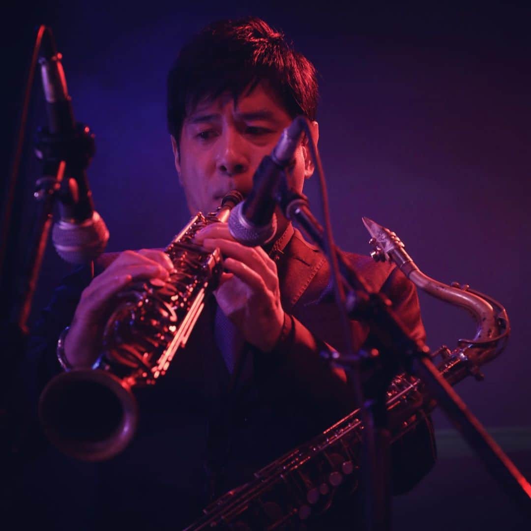 鈴木央紹のインスタグラム：「2月ライブスケジュール公開しております！  今月は都内でもリーダーライブたくさん、そしてなんと言っても今月はオルガントリオツアー！ アルバム「Favourites」のトリオで静岡から愛知、奈良までお邪魔します！ コンスタントにライブを重ね、さらに重厚になったサウンドをぜひライブでお楽しみください！ 【鈴木央紹Favourites Trio】 鈴木央紹(sax)　宮川純(org)　原大力(dr)  2月18日 東京六本木『Alfie』 2月19日 静岡県静岡『Life Time』 2月20日 愛知県豊田『Keyboard』 2月21日 名古屋栄『Jazz inn Lovely』 2月22日 奈良県大和八木『Cafe Anges』  このほか、楽しみなライブ多数！ 六本木アルフィー、お茶の水ナル、横浜上町63、神田リディアン、ルパンジャズライブは久しぶりの香川で！ 詳細はぜひホームページをご覧下さい！  http://www.hisax.net/content/calendar.php  ライブへのお越し、ぜひお待ちしております！」