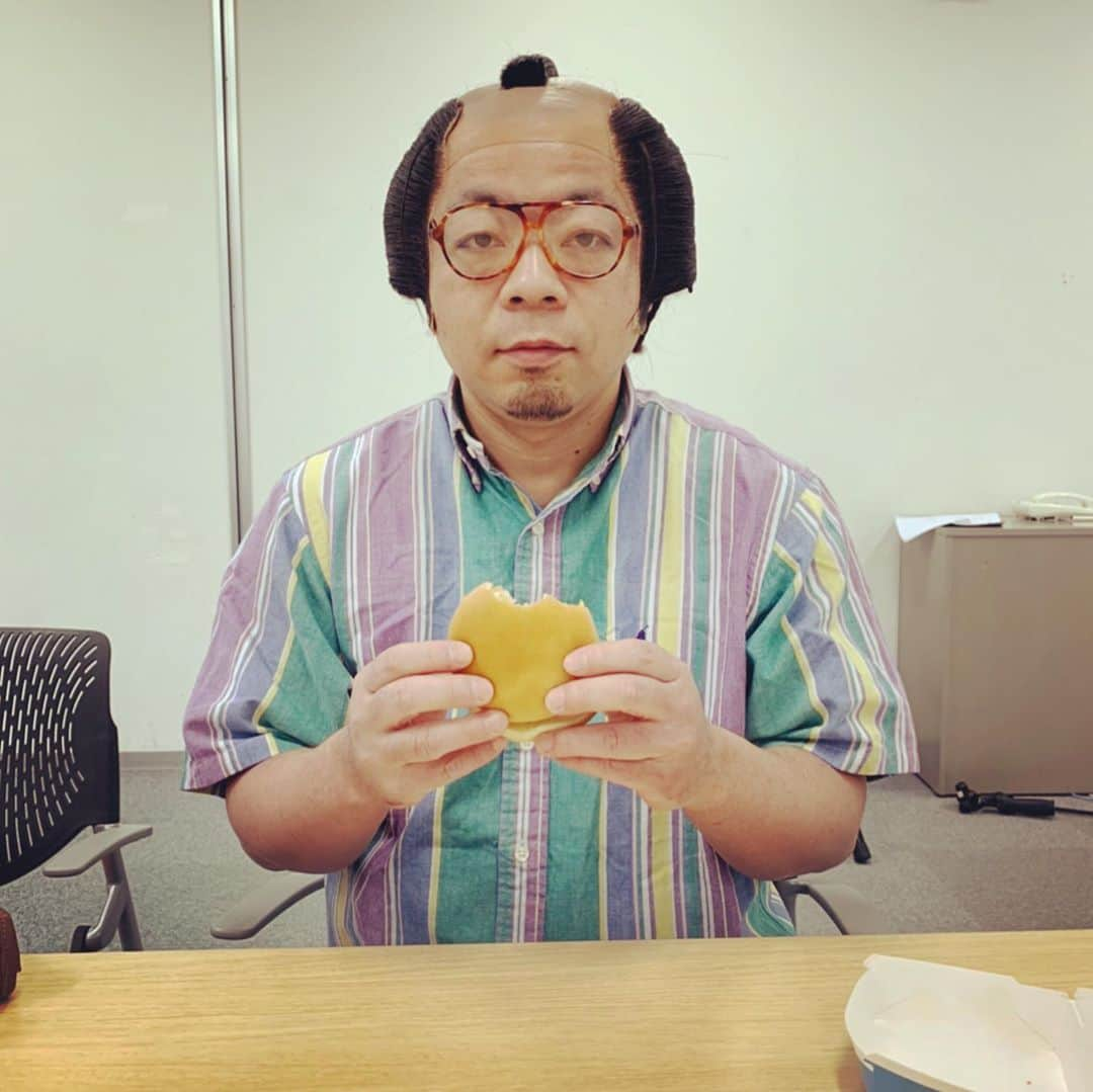 西澤裕介さんのインスタグラム写真 - (西澤裕介Instagram)「岸です。ここどこですのん？なんかビルの中入って来てしもたけど。誰もいてませんのん？入ってよろしいか？太秦の岸です、ちょっといっぷくさしてもらいます。 #知らん場所で #食べるのうまい #パンに魚て合うんよ #このパンの味の感想を #お店に電話して言お #最近これハマってんねん #岸大介 #太秦の空き時間 #何してますのん」2月2日 13時14分 - uzumasano.akijikan