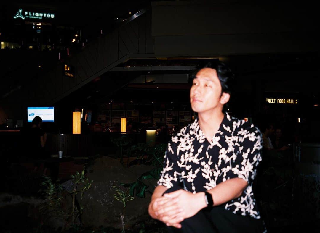 大川竜弥のインスタグラム：「ハワイのユニクロで買ったアロハシャツ。﻿ ﻿ #hawaii #honolulu #waikiki #internationalmarketplace #uniqlo #analog #analogfilm #film #filmphotography #portrait」