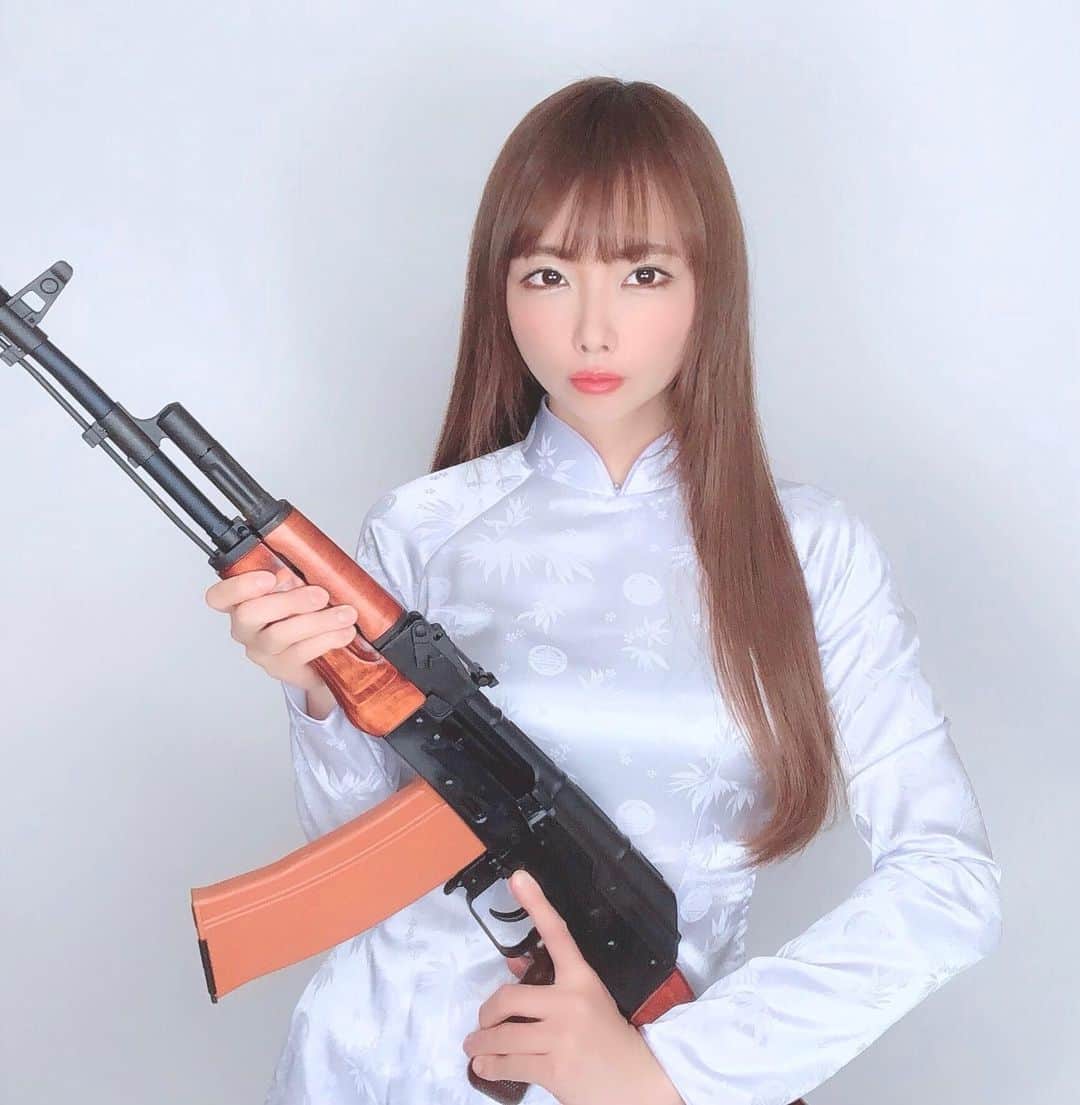 坂地久美さんのインスタグラム写真 - (坂地久美Instagram)「💓ずっとやってみたかった💓 ﻿💜アオザイ💜✖︎🔫GHK AK74 ガスブローバック🔫  このアオザイは、ベトナムで生地から選んで自分サイズに作ってもらった💜 ❤️世界に一つのアオザイ❤️なのです🥰  ずっとこんな撮影がしたかったんだぁ✨💖✨ 💞夢叶う💞  持っている銃は、 ✨GHK AK74 ガスブローバック✨  #GHK #AK74 #GBBR #Kalashnikov #カラシニコフ  AK-47に替わって登場した、AKMの構造で5.45x39mm弾を使うアサルトライフル❣️ 見た目はAK-47みたいだけど性能も運用面も進化した名銃なのです✨❤️✨ 改修していまだに現役で軍用してる国もあるんだとか？！💓😉💓 オルガ Instagram : @orgaairsoft #orgaairsoft #サバゲー #サバイバルゲーム #サバゲー女子 #サバゲーファッション #アオザイ #Gunドル #tacticute #生存遊戲 #military #tactical #tacticool #tacticutest #airsoft #airsoftgirls #airsoftworld #airsoftnation #girlsandguns #girlswithgun #airsoftlove #airsofter #airsoftgirl #gungirl #sakachikumi #坂地久美」2月2日 13時32分 - sakachikumi