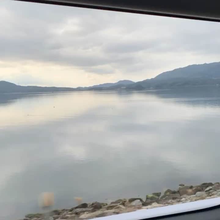 のインスタグラム：「島根鬼太郎空港→会場までの途中、中海？って言う所を通ったら余りにも美し過ぎて神秘過ぎてずっと観てしまった。そして島根松江の#beautifulpeople の盛り上がり❣️素敵な夜をありがとう😊かーらーのーっ本日広島のびゅーてぃほーぴーぽー、お待ちっ😆🎤🎶#breathtakingly #beautiful #Shimane!! Amazing views, amazing show and an awesome crowd!! #Thankyou!! #toshikubota」