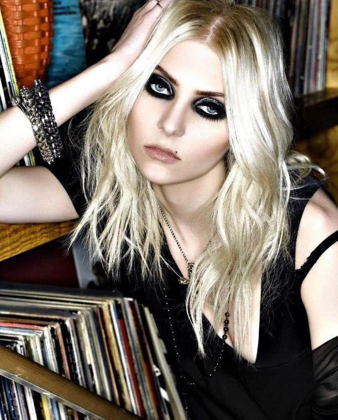 テイラー・モンセンさんのインスタグラム写真 - (テイラー・モンセンInstagram)「#vinyl #saturdaynight 📸 @indiracesarine」2月2日 13時45分 - taylormomsen