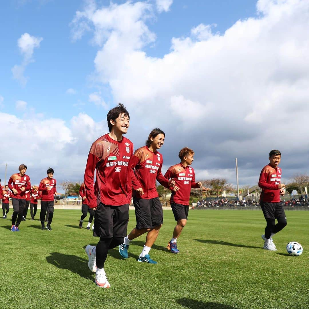 ヴィッセル神戸さんのインスタグラム写真 - (ヴィッセル神戸Instagram)「キャンプ8日目！☀️ Day 8 of training camp! ☀️ .  #vissel #visselkobe #ヴィッセル #ヴィッセル神戸 #Kobe #神戸 #WeAreKobe #KobeForeverForward #一致団結 #JLeague #Jリーグ #沖縄キャンプ2020」2月2日 13時46分 - visselkobe