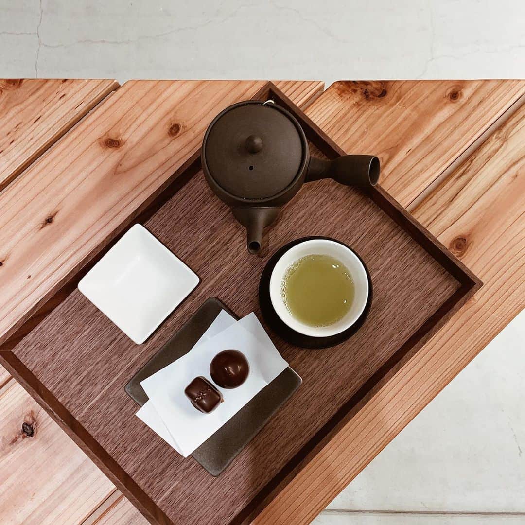 春名亜美さんのインスタグラム写真 - (春名亜美Instagram)「同じく神戸BALの中にある @frans_japan でお茶 ☺︎ なんと、チョコレートに合わせて日本茶😳🍫🍵 私は玄米茶のセットに🍵 この組み合わせが予想外の美味しさで感動😍 さすがオバマ前大統領がお気に入りのチョコレートだけあって、めちゃくちゃ美味しかった🥰 日本ではこの神戸BAL店と京都にしかないから、食べれてよかった😋 ・ ・ ・ #franschocolates #frans #フランズチョコレート #神戸BAL」2月2日 13時48分 - amiharunaami