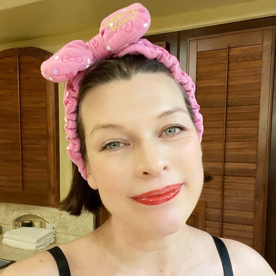 ミラ・ジョヴォヴィッチのインスタグラム：「Due date is tomorrow so getting ready to go to the hospital at anytime now!! It’s funny because I thought having our 3rd would be a piece of cake, but I’m actually really nervous, now that I know what to expect! Anyway, hopefully the next post I make will be a picture of our newest little girlie girl! Wish me luck everyone!!😆😆😆❤️❤️❤️」
