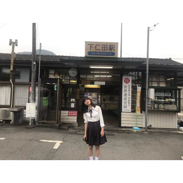 川床明日香さんのインスタグラム写真 - (川床明日香Instagram)「「Life in a Box」は群馬県の下仁田で撮影しました！ 私自身、群馬県に行くのは初めてでした😊 撮影中に電車から見える景色は私の祖父母の家に向かう途中のようで、懐かしさを感じました。 撮影のことを思い出すと1番に出てくるのはやはり、電車から見る、あの景色です。 みなさんにもあの景色をぜひ、作品の中で見ていただきたいです‼︎ #フードロア #foodlore #lifeinabox」2月2日 14時00分 - asuka_tokotoko