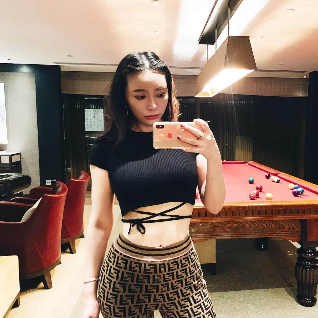 クリスティン・ウェイのインスタグラム：「#tb This pic was taken months ago. I’m missing the good moment in Beijing.. I cannot go to Beijing soon again..so sad 🇨🇳加油 #tb #rosewood #manorclub #pool  #中国加油 #武汉加油」