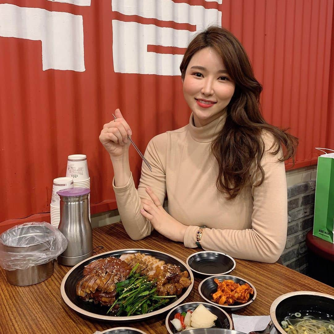 李到華さんのインスタグラム写真 - (李到華Instagram)「공부하구 먹는 음식은 꿀맛이다,, 가성비 최고인 이공족발 밥먹으면서 경제 이야기 두런두런 어제 너무 재밌어떠 이제 그만 나가야지 😛 . . . #홍대이공족발 #홍대맛집 #홍대족발 #홍대무한리필」2月2日 14時02分 - ah____rim